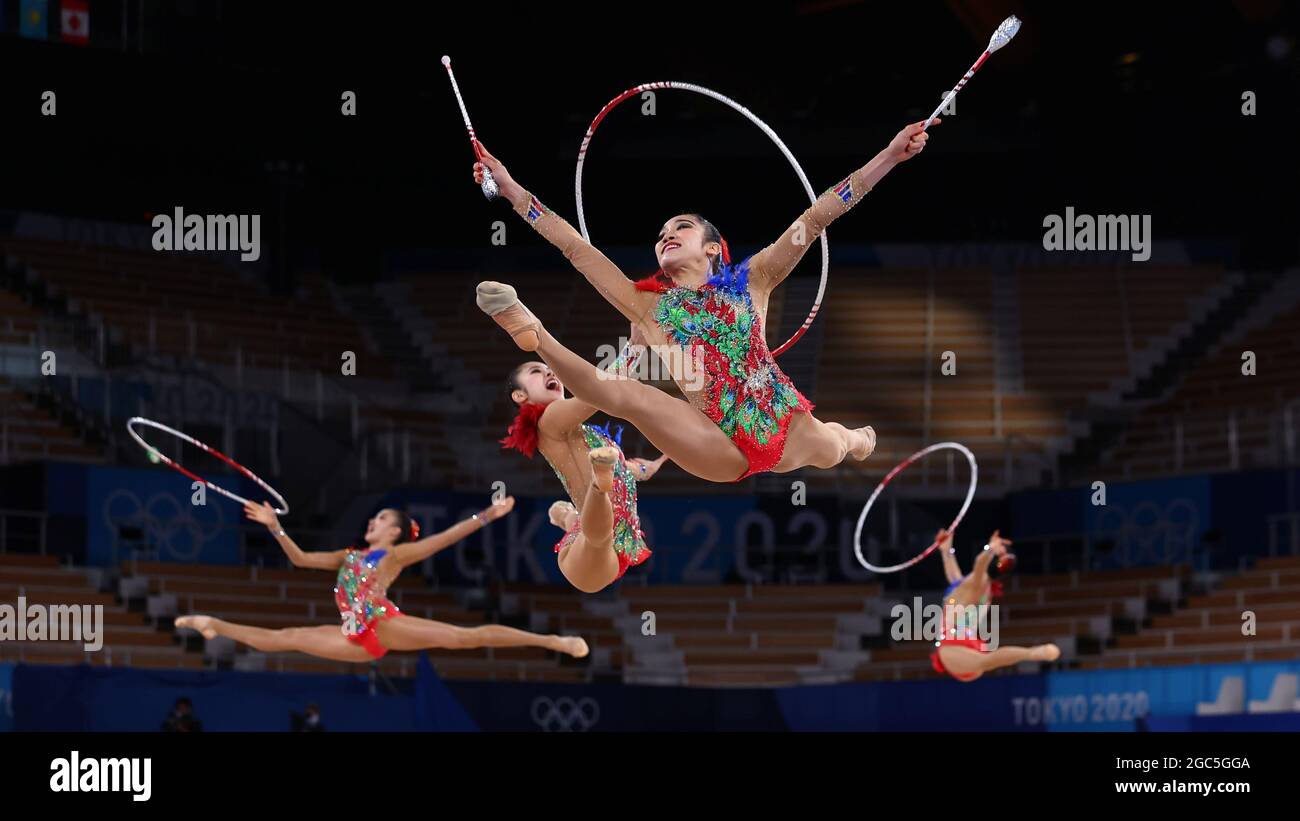 Tokyo 2020 Olimpiadi - Ginnastica - ritmica - Gruppo tutto intorno - qualificazione - Centro di Ginnastica Ariake, Tokyo, Giappone - 7 agosto 2021. Team Japan in azione con i club e HOOPS REUTERS/Mike Blake Foto Stock