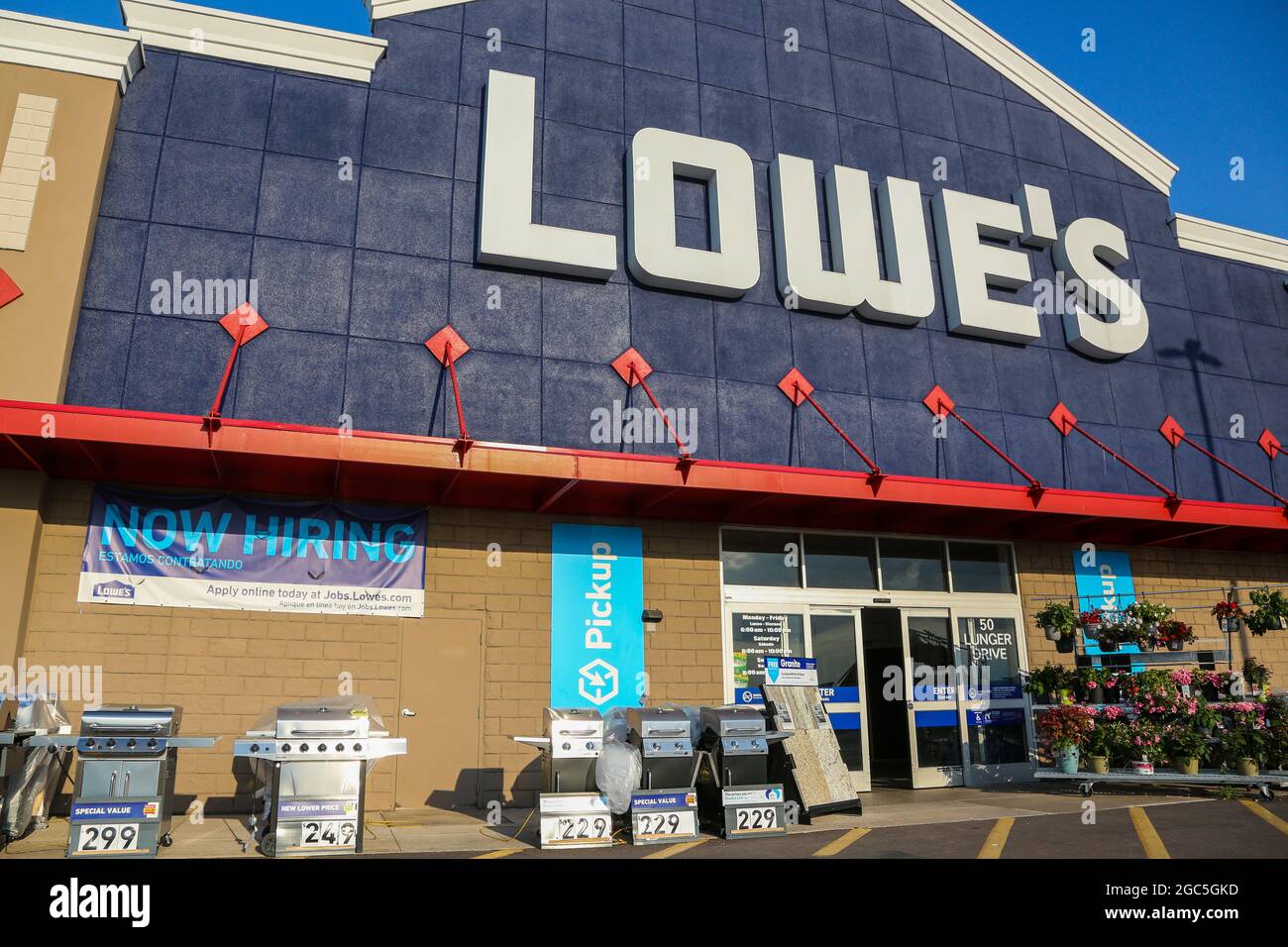 Bloomsburg, Stati Uniti. 05 agosto 2021. Un segno ora di assunzione è visto in un negozio di Lowe a Bloomsburg, Pennsylvania il 5 agosto 2021. Credit: Sipa USA/Alamy Live News Foto Stock