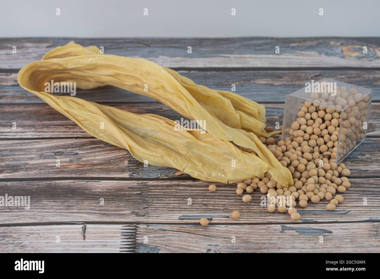 La pelle di tofu, o localmente conosciuta come Foochuk è un prodotto alimentare fatto da pellicola di soia quando bollente di latte di soia in padella poco profonda aperta e poi asciugato, usato come m. Foto Stock