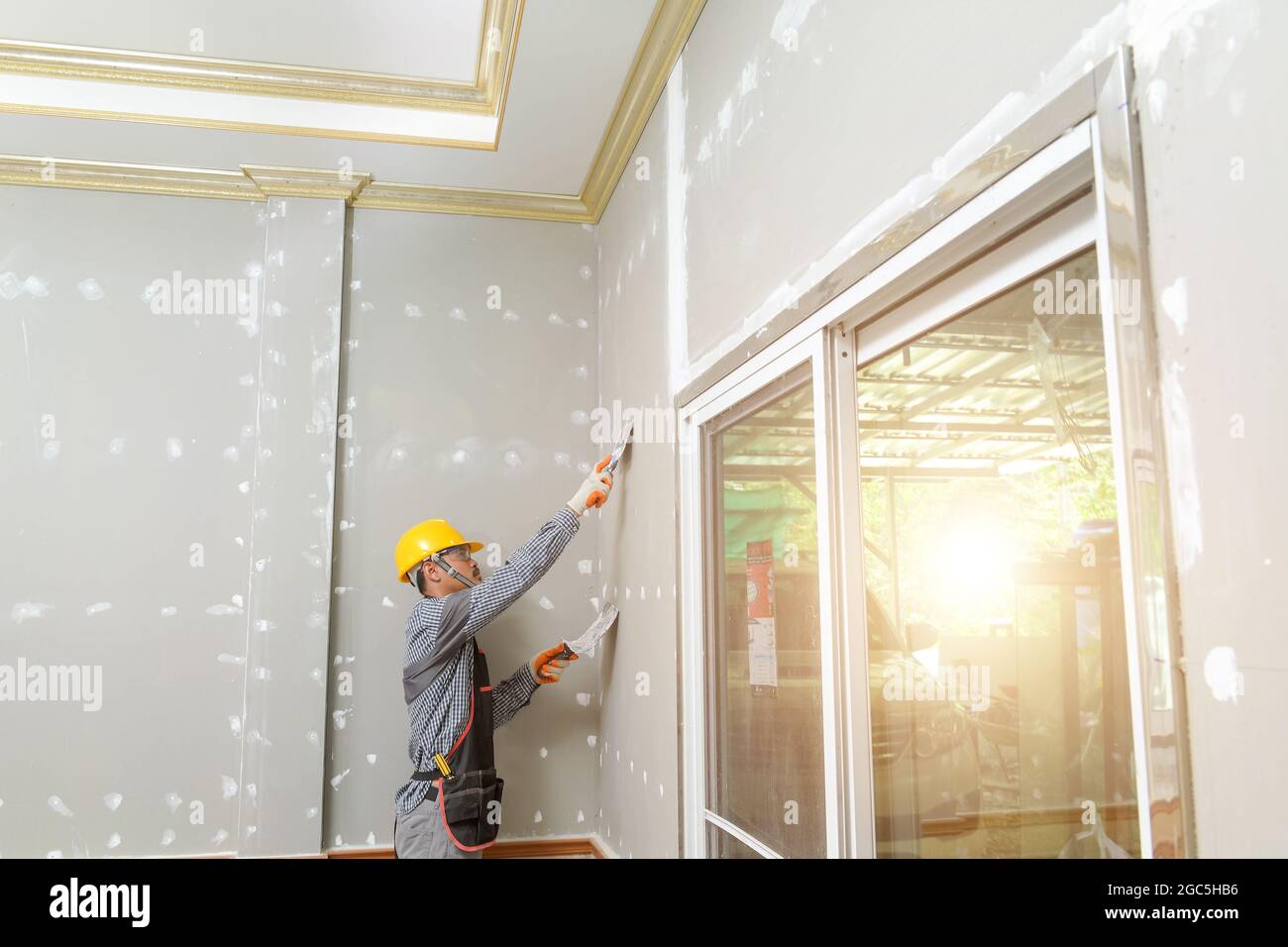 Stucco sulla parete, Craftman lavorare con gesso soffitto per costruzione interna pannelli in gesso soffitto Foto Stock