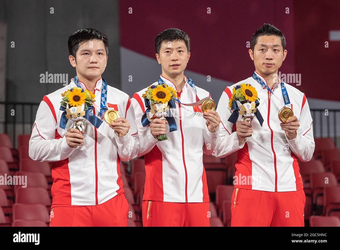 La squadra cinese alla cerimonia di premiazione con le loro medaglie d'oro (da sinistra a destra): Zhendong FAN, Long ma, Xin XU; campione olimpico, 1° posto, Medaglia d'oro; ping-pong, squadra, uomini, finale/lotta per l'oro Cina (CHN) - Germania (GER) 3: 0, la squadra cinese è campione olimpico, il 7 agosto 2021; Giochi Olimpici estivi 2020, dal 23.07. - 08.08.2021 a Tokyo/Giappone. Foto Stock