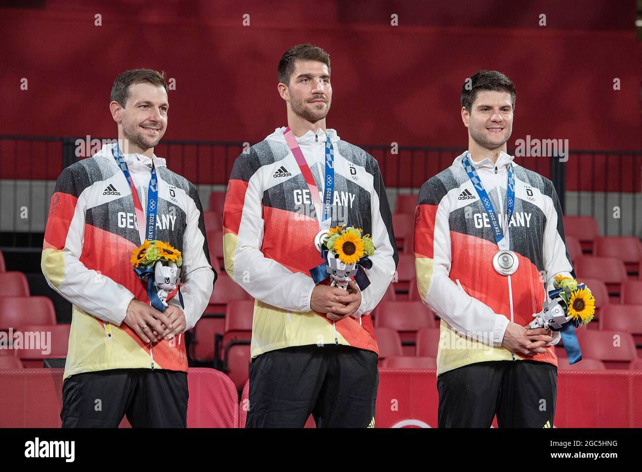 La squadra tedesca alla cerimonia di premiazione con medaglie d'argento (da sinistra a destra); Timo BOLL, Patrick FRANZISKA, Diwithrij OVTCHAROV; 2° posto, Medaglia d'argento; ping-pong, squadra, uomini, Finale/lotta per l'oro Cina (CHN) - Germania (GER) 3: 0, la squadra cinese è campione olimpico, il 7 agosto 2021; Olimpiadi estive 2020, dal 23.07. - 08.08.2021 a Tokyo/Giappone. Foto Stock