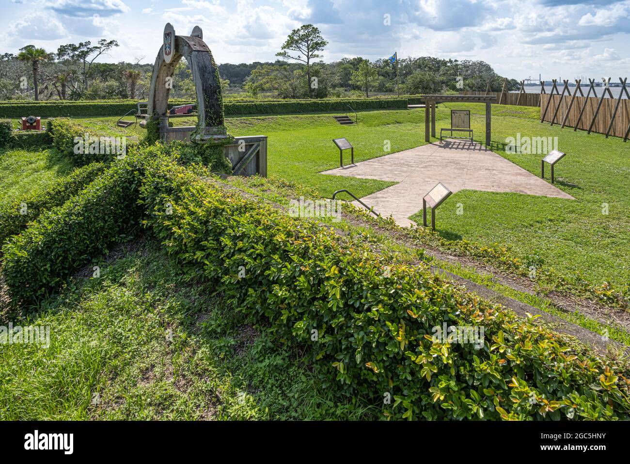 Interno di Fort Caroline replica del 16 ° secolo insediamento francese Huguenot lungo il fiume St. Johns a Jacksonville, Florida. (STATI UNITI) Foto Stock