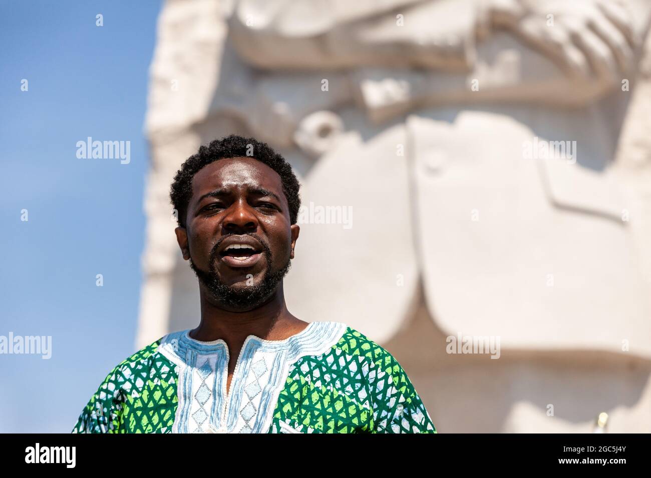 Washington DC, USA, 6 agosto 2021. Nella foto: Il reverendo Stephen Greene parla come una marcia della libertà del venerdì inizia al Martin Luther King Jr. Memorial. I manifestanti in seguito hanno bloccato il traffico all'aeroporto nazionale di Reagan nel tentativo di fermare i senatori in partenza per la reclusiva perché non avevano ancora agito per proteggere i diritti di voto. Circa 25 dimostranti sono stati arrestati in questa azione di disobbedienza civile. Credit: Alison Bailey / Alamy Live News Foto Stock