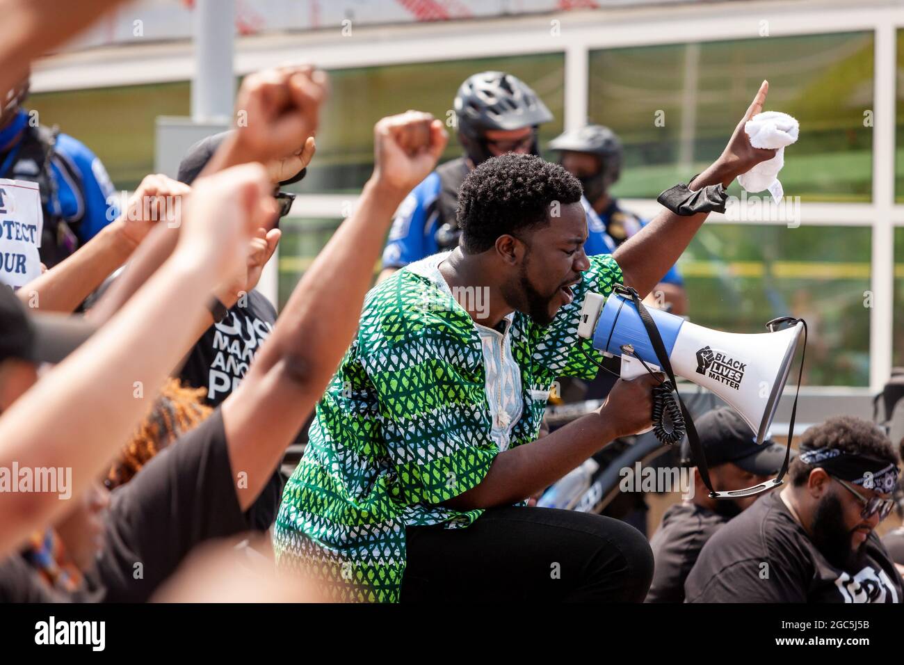 Washington DC, USA, 6 agosto 2021. Nella foto: Il reverendo Stephen Green conduce i dimostranti in una preghiera mentre blocca il traffico all'aeroporto nazionale di Reagan durante una marcia Freedom venerdì. I manifestanti miravano a impedire ai senatori di partire per un recesso perché non avevano ancora agito per proteggere i diritti di voto. Circa 25 dimostranti sono stati arrestati in questa azione di disobbedienza civile. Credit: Alison Bailey / Alamy Live News Foto Stock