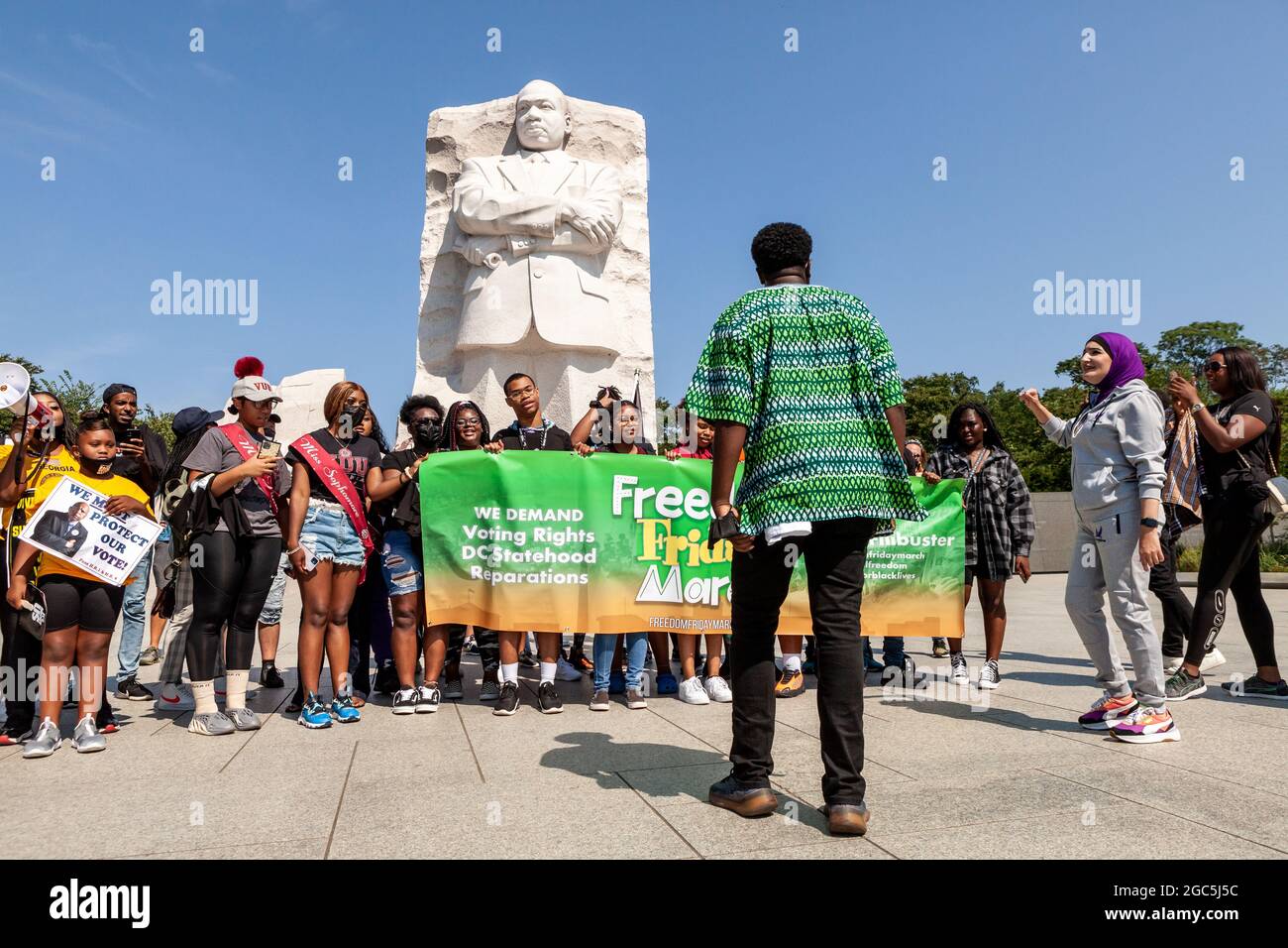 Washington DC, USA, 6 agosto 2021. Nella foto: Il reverendo Stephen Green parla ai dimostranti mentre la marcia della libertà del venerdì inizia al Martin Luther King Jr. Memorial. I manifestanti in seguito hanno bloccato il traffico all'aeroporto nazionale di Reagan nel tentativo di fermare i senatori in partenza per la reclusiva perché non avevano ancora agito per proteggere i diritti di voto. Circa 25 dimostranti sono stati arrestati in questa azione di disobbedienza civile. Credit: Alison Bailey / Alamy Live News Foto Stock