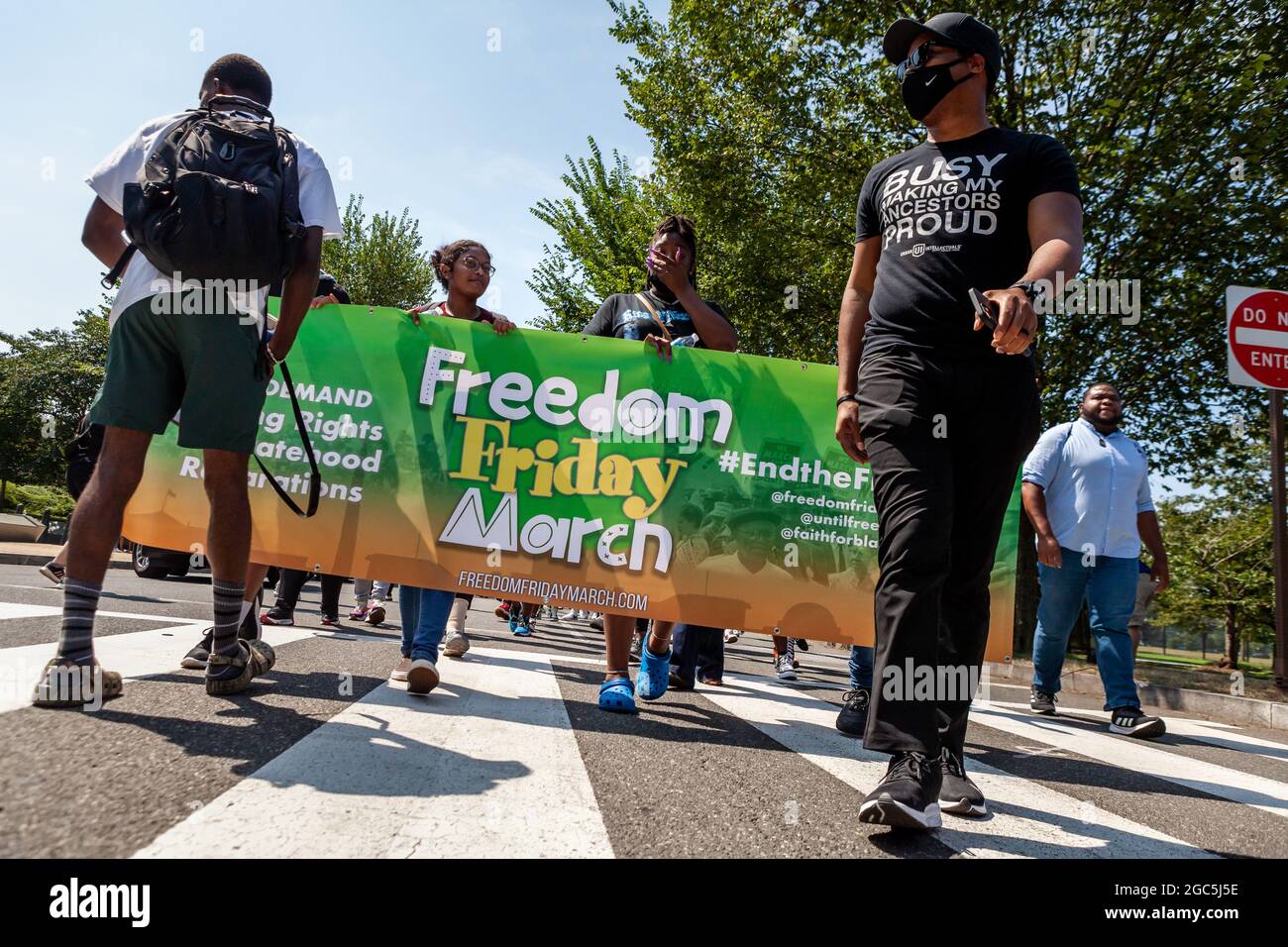 Washington DC, USA, 6 agosto 2021. Nella foto: Manifestanti a Freedom venerdì marzo, guidati dal reverendo Stephen Green fuori dall'aeroporto nazionale di Reagan appena prima di bloccare il traffico dei veicoli per protestare contro le ritorsioni dei diritti di voto. I manifestanti miravano a impedire ai senatori di partire per la recita perché non avevano ancora agito per proteggere i diritti di voto. Circa 25 dimostranti sono stati arrestati in questa azione di disobbedienza civile. Credit: Alison Bailey / Alamy Live News Foto Stock
