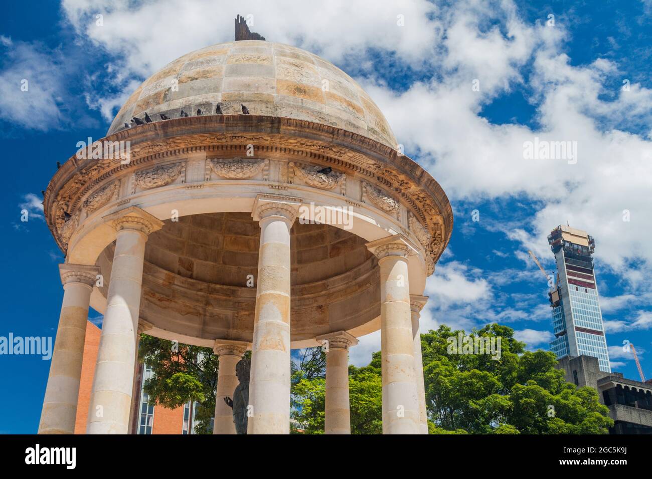 Statua di Simon Bolivar in Plaza de los Periodistas nel centro cittadino di Bogotà, Colombia Foto Stock