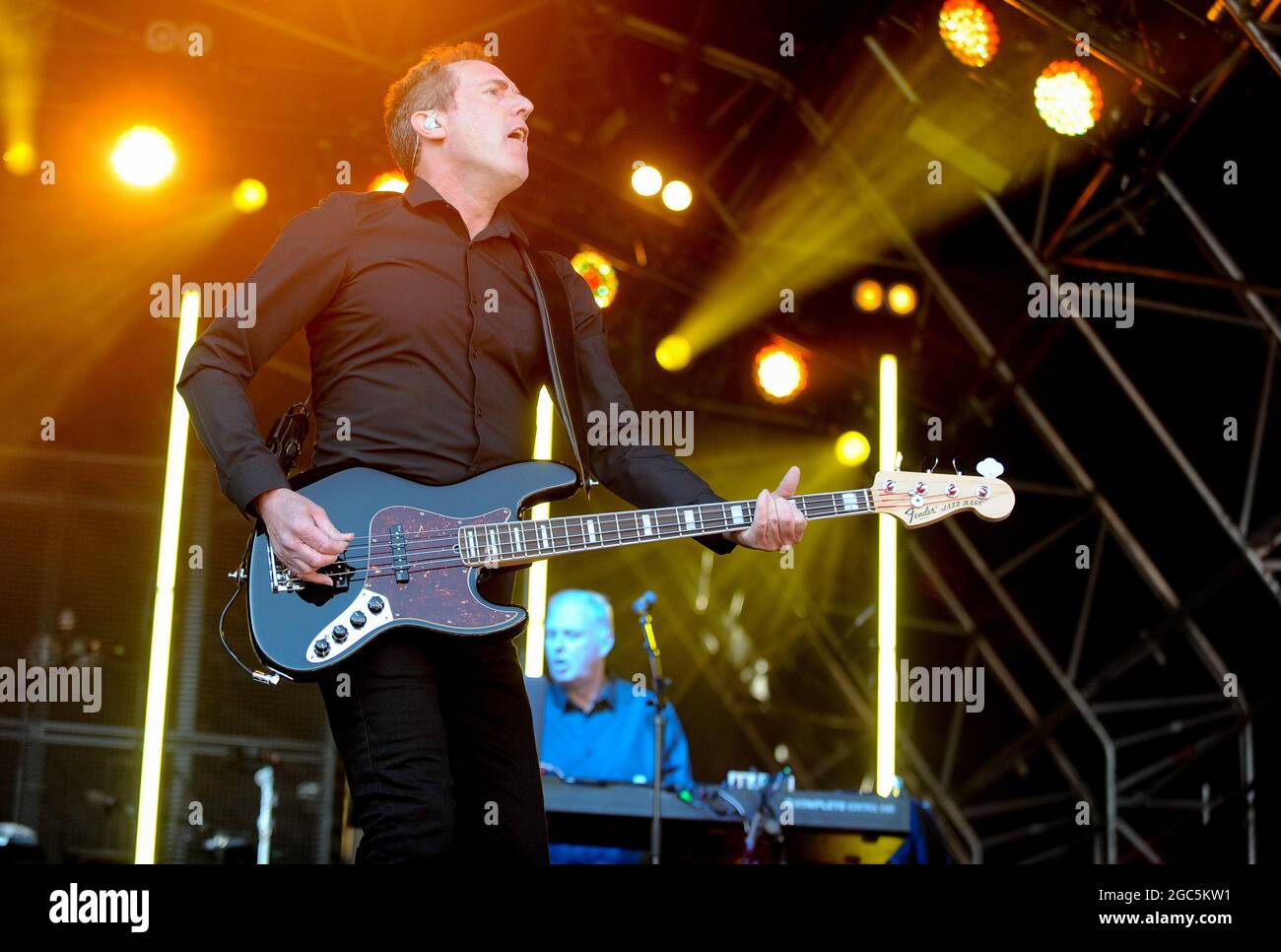 OMD si esibisce al Keepmoat Stadium Doncaster , Doncaster Foto Stock