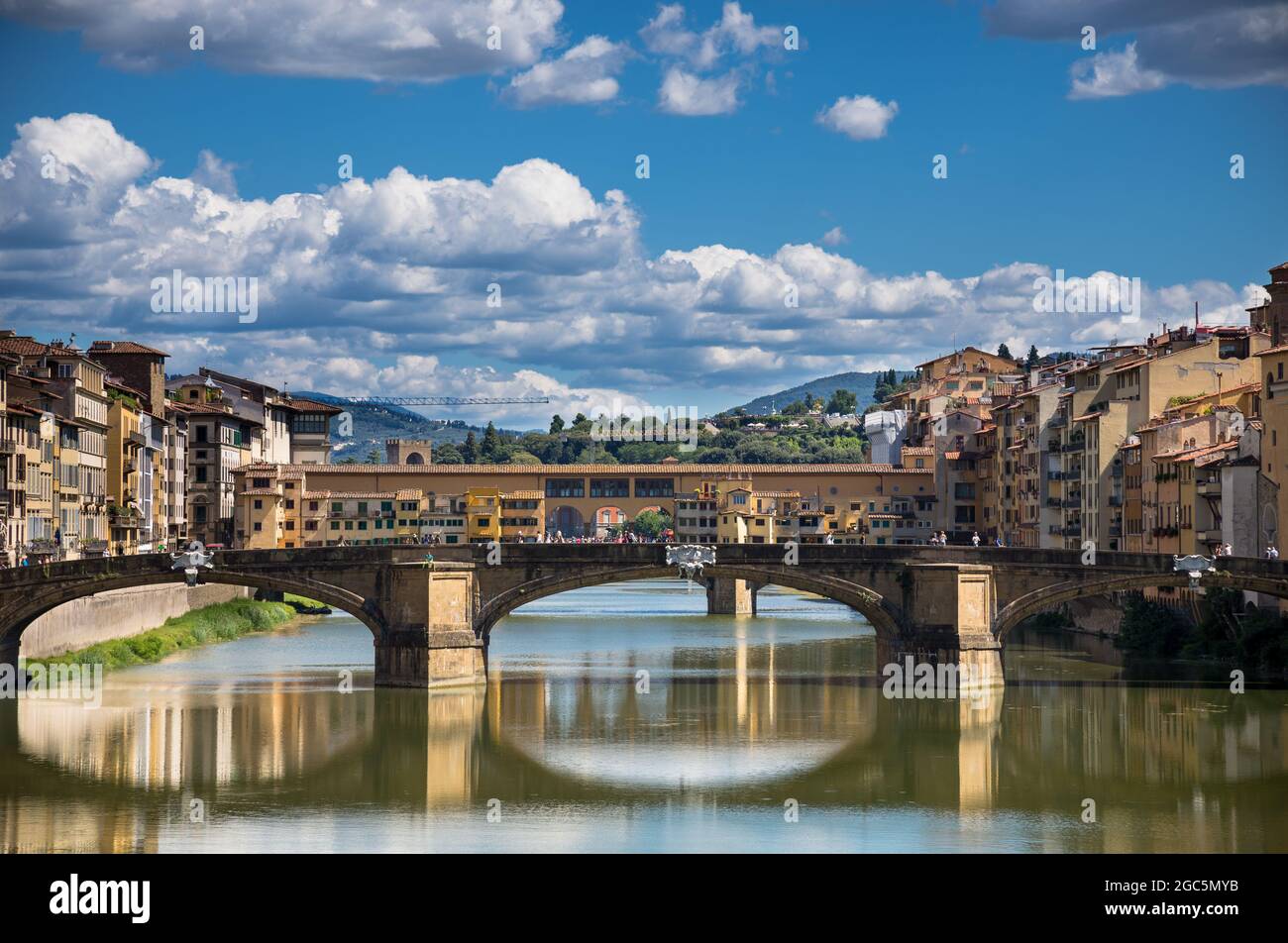 Il famoso ponte medievale di Ponte Vecchio sul fiume Arno a Firenze. Foto Stock