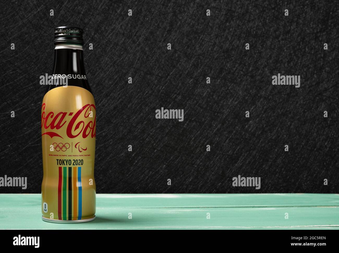 ZHONGSHAN Cina-Luglio 31,2021: Bottiglia di zucchero zero cola realizzata da Coca-Cola appositamente per il Tokyo Olympic 2020. Foto Stock ZHONGSHAN Cina-Luglio 31,2021: Bottiglia di zucchero zero cola realizzata da Coca-Cola appositamente per il Tokyo Olympic 2020. Foto Stock