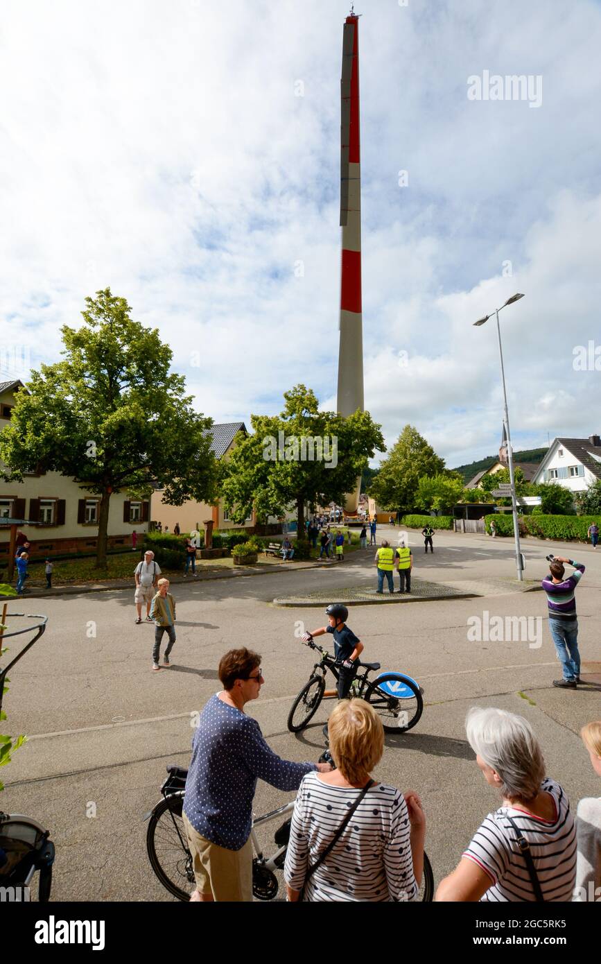 Lahr, Foresta Nera, 5 agosto 2021: Una pala del rotore (69 metri, 20 tonnellate) di una turbina eolica viene trasportata nel cantiere di Langenhard. Foto Stock