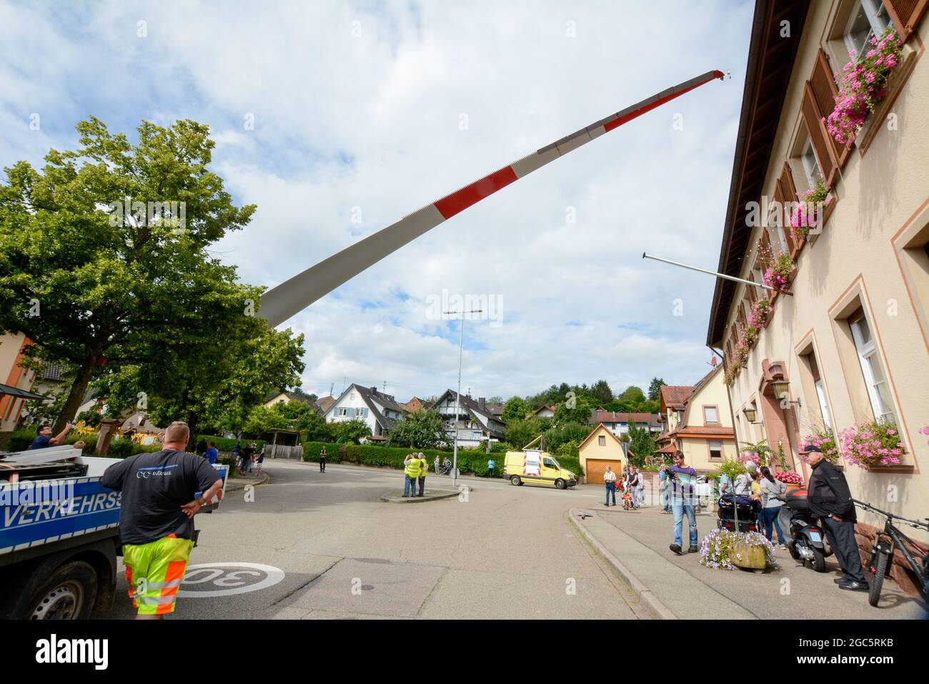 Lahr, Foresta Nera, 5 agosto 2021: Una pala del rotore (69 metri, 20 tonnellate) di una turbina eolica viene trasportata nel cantiere di Langenhard. Foto Stock