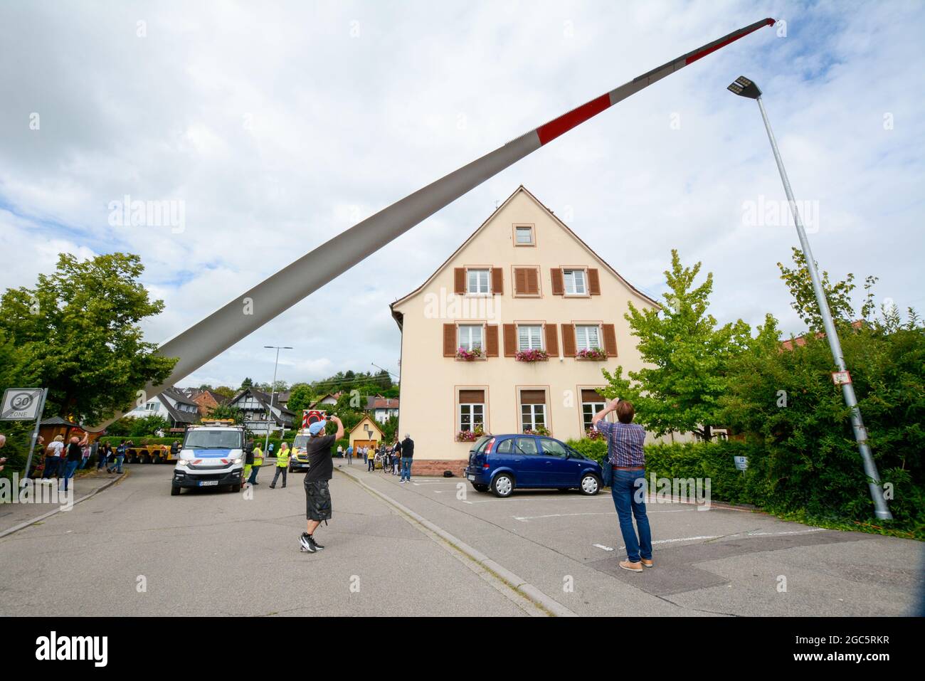 Lahr, Foresta Nera, 5 agosto 2021: Una pala del rotore (69 metri, 20 tonnellate) di una turbina eolica viene trasportata nel cantiere di Langenhard. Foto Stock