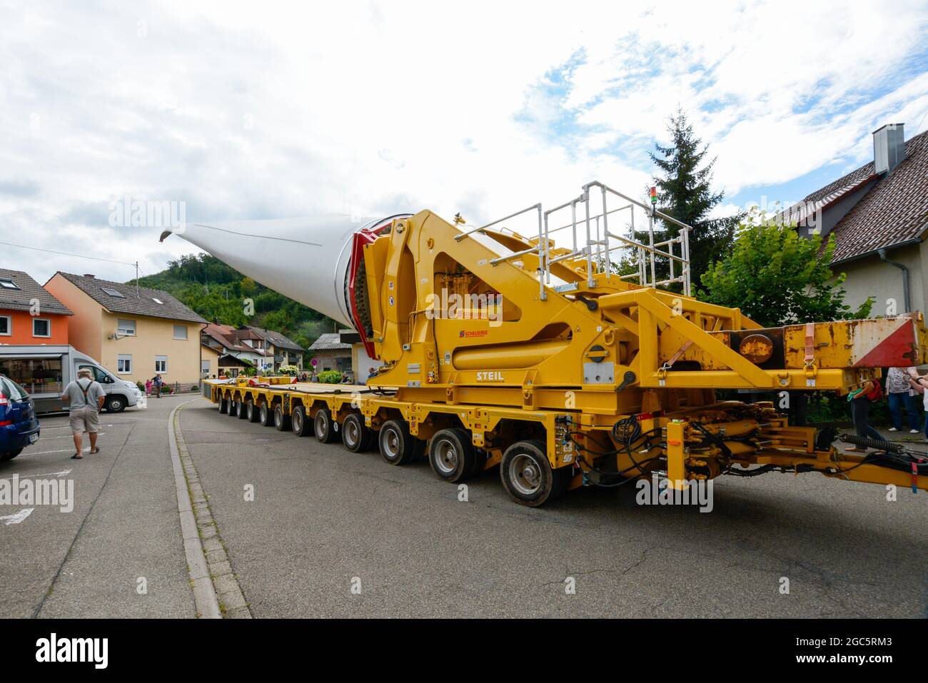 Lahr, Foresta Nera, 5 agosto 2021: Una pala del rotore (69 metri, 20 tonnellate) di una turbina eolica viene trasportata nel cantiere di Langenhard. Foto Stock
