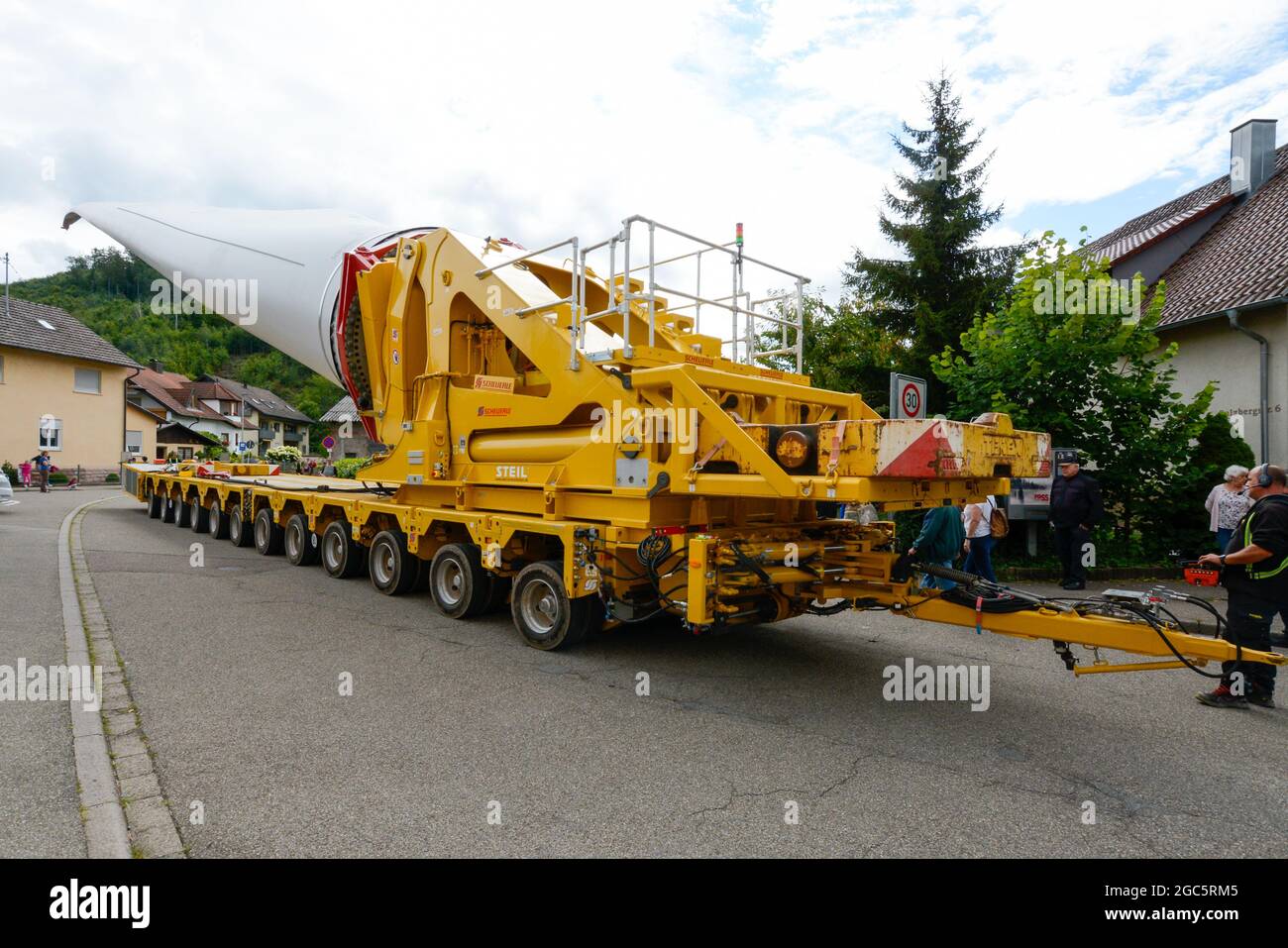 Lahr, Foresta Nera, 5 agosto 2021: Una pala del rotore (69 metri, 20 tonnellate) di una turbina eolica viene trasportata nel cantiere di Langenhard. Foto Stock