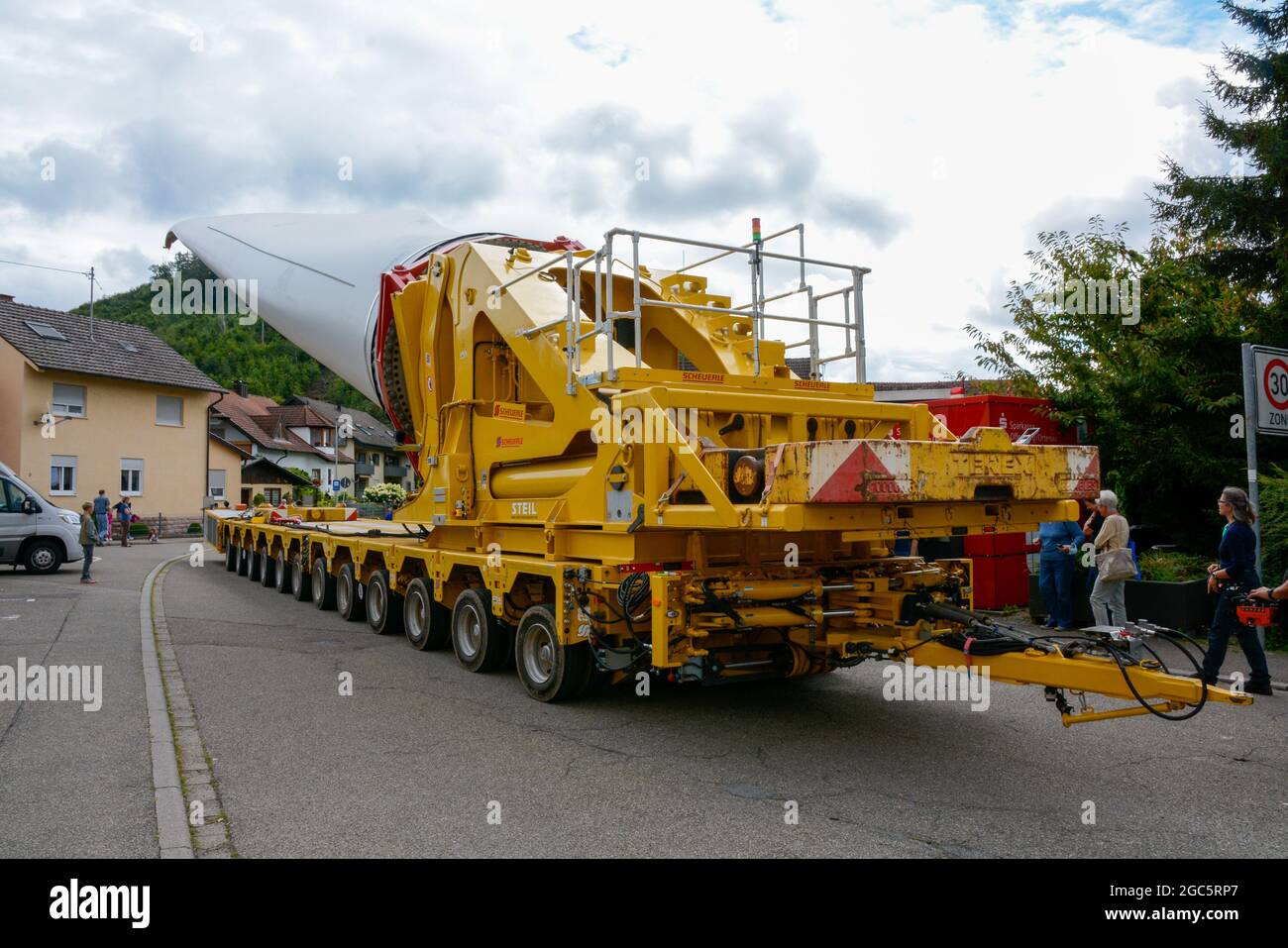 Lahr, Foresta Nera, 5 agosto 2021: Una pala del rotore (69 metri, 20 tonnellate) di una turbina eolica viene trasportata nel cantiere di Langenhard. Foto Stock