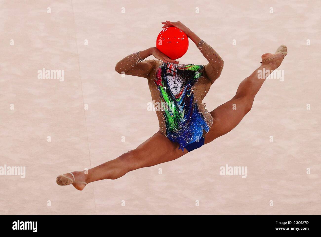 Tokyo 2020 Olimpiadi - Ginnastica - ritmica - individuale - finale - rotazione 2 - Centro di Ginnastica Ariake, Tokyo, Giappone - 7 agosto 2021. Linoy Ashram d'Israele in azione con la palla REUTERS/Lindsey Wasson Foto Stock