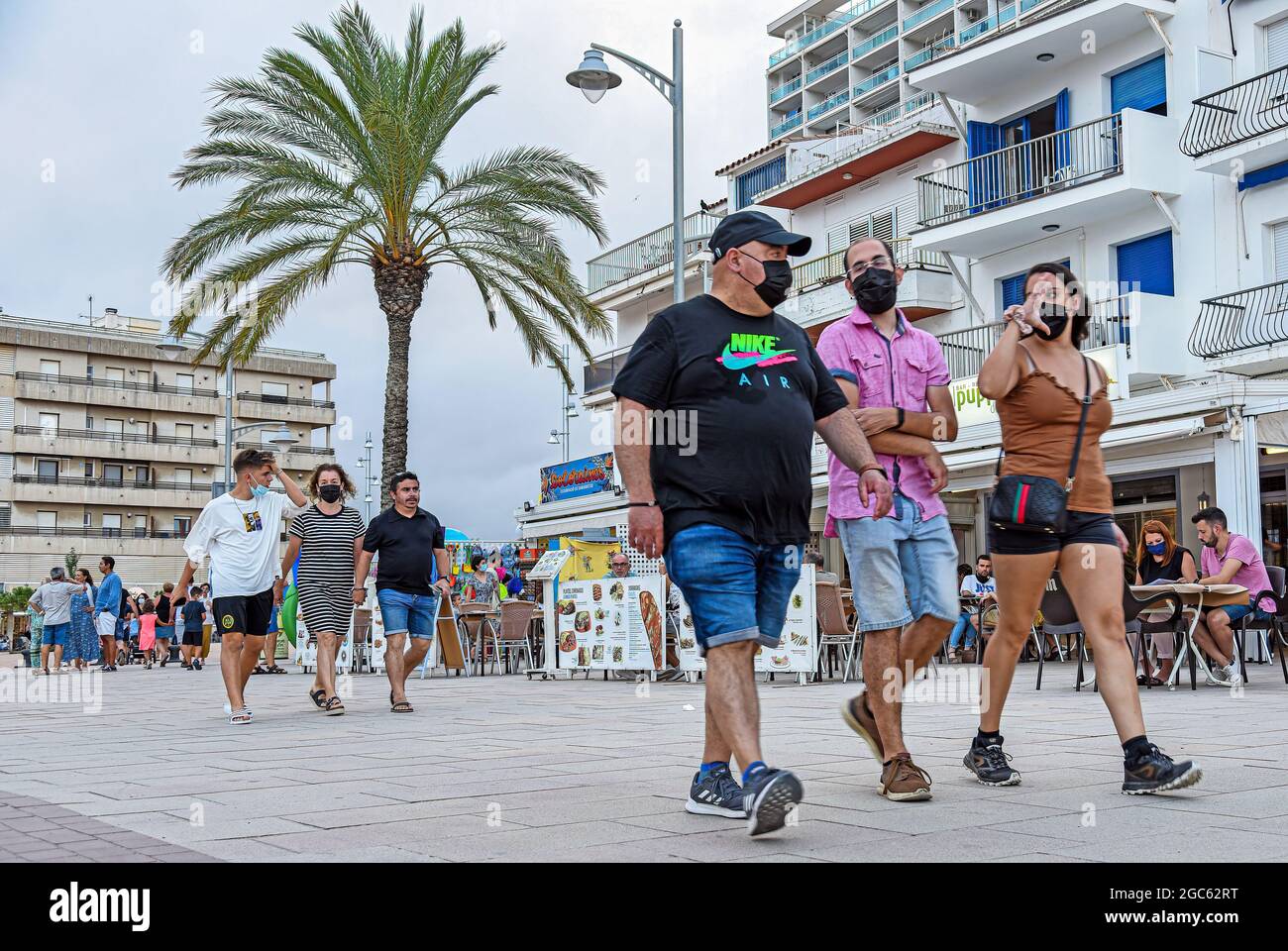 Vendrell, Spagna. 05 agosto 2021. Persone che indossano maschere per la protezione contro la diffusione del coronavirus, a piedi nel quartiere marittimo di Coma-ruga nella città di Vendrell. Credit: SOPA Images Limited/Alamy Live News Foto Stock