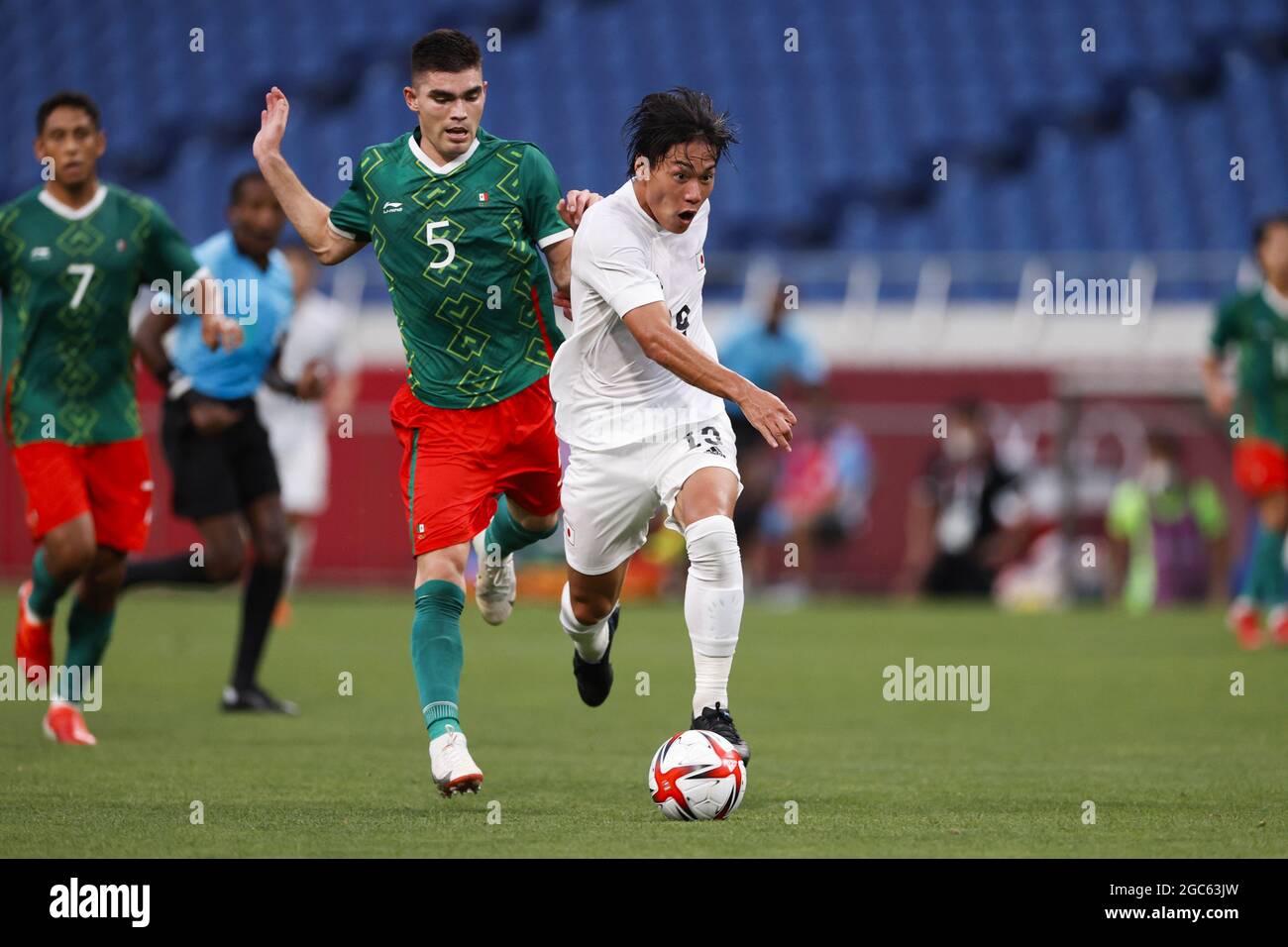 Tokyo, Giappone. 06 agosto 2021. Daichi HAYASHI (JPN), Johan VASQUEZ (MEX) durante i Giochi Olimpici di Tokyo 2020, Football Men's Bronze Medal Match tra Messico e Giappone il 6 agosto 2021 allo stadio Saitama di Saitama, Giappone - Photo Photo Photo Kishimoto / DPPI Credit: Independent Photo Agency/Alamy Live News Foto Stock