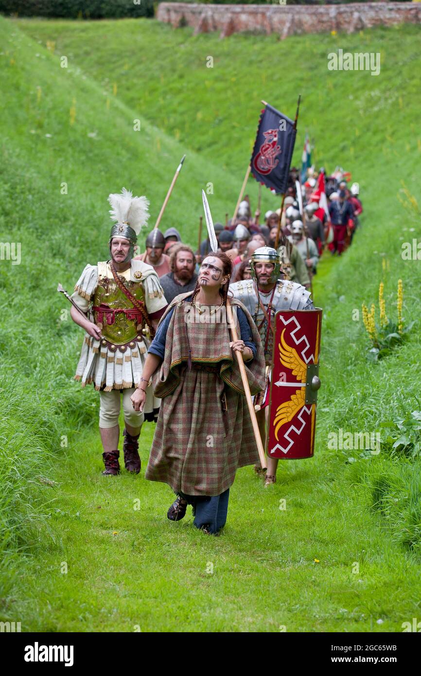 1 agosto 2021. Norfolk, Inghilterra. Soldati attraverso l'evento di età a Castle Rising, il primo evento pubblico al castello del 12 ° secolo da prima dello scoppio pandemico Covid. Condotto dalla regina Boudica, una sfilata di re-enattori intorno al fossato del castello, che rappresenta guerrieri dalla Gran Bretagna romana fino alle due guerre mondiali. Foto Stock