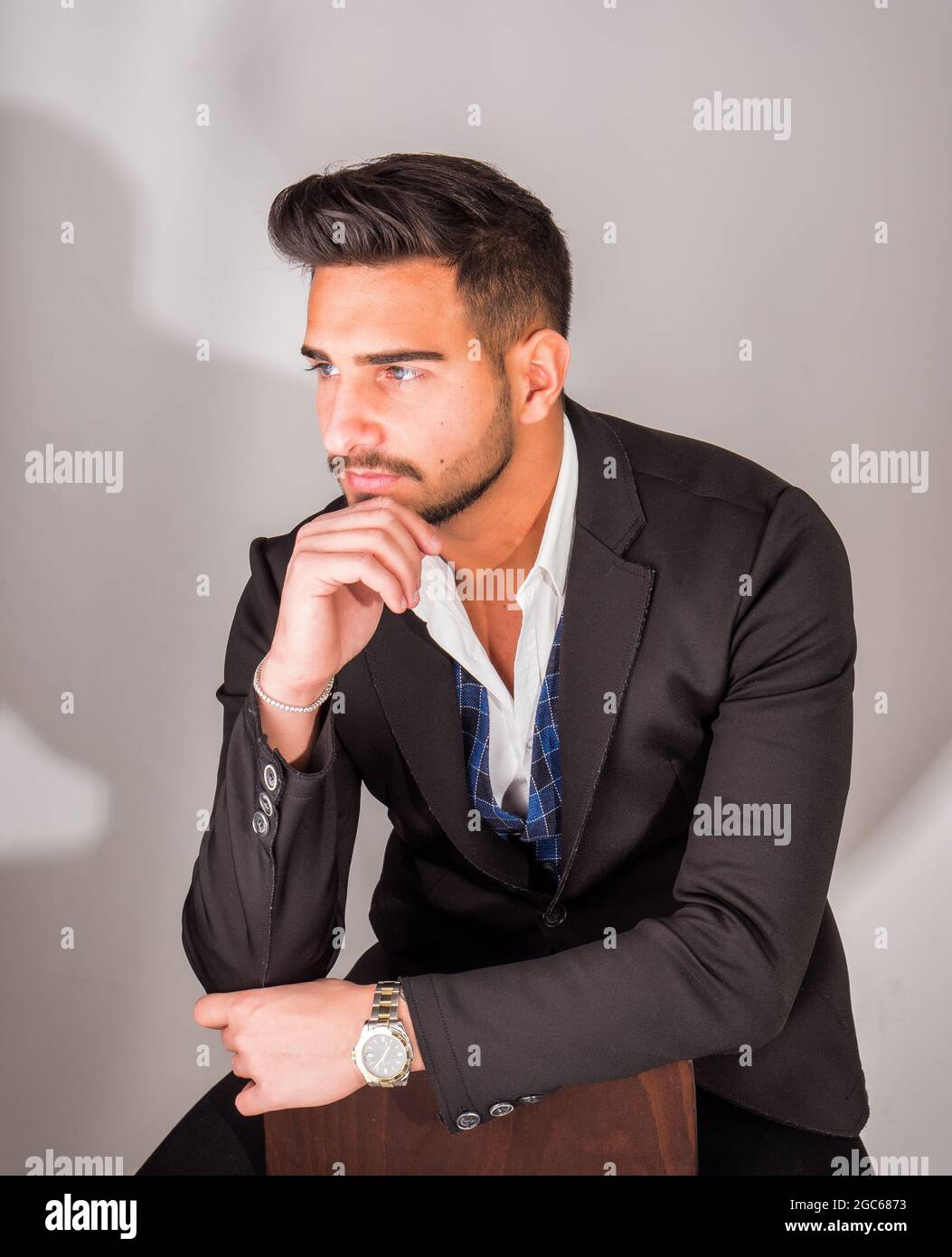 Un diverso tipo di giovane uomo d'affari che indossa un vestito da lavoro Foto Stock