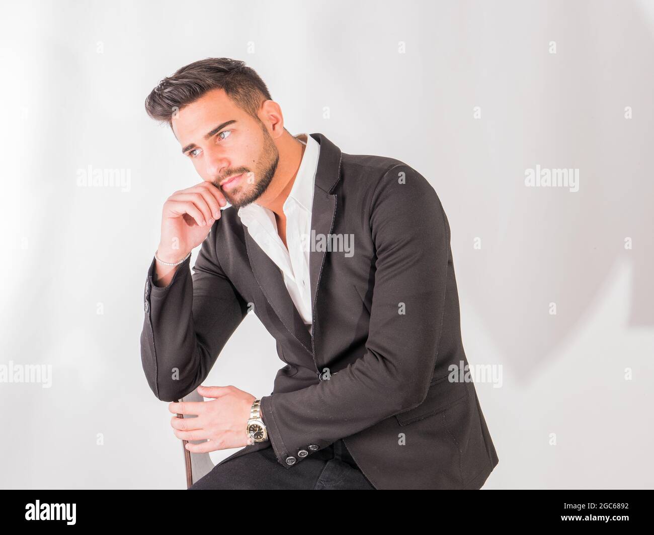 Un diverso tipo di giovane uomo d'affari che indossa un vestito da lavoro Foto Stock