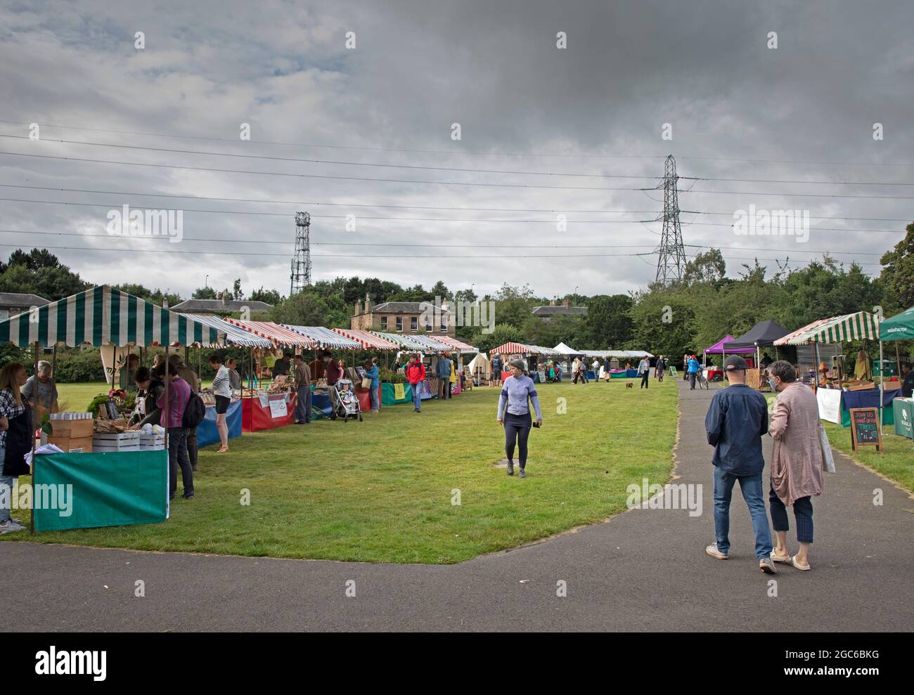 Portobello, Edimburgo, Scozia, tempo britannico. 7 agosto 2021. L'inizio asciutto alla giornata al mercato locale mensile ma previsioni di pioggia pesante più successivamente nel giorno. Temperatura 15 gradi centigradi. Credit: Arch White/Alamy Live News. Foto Stock