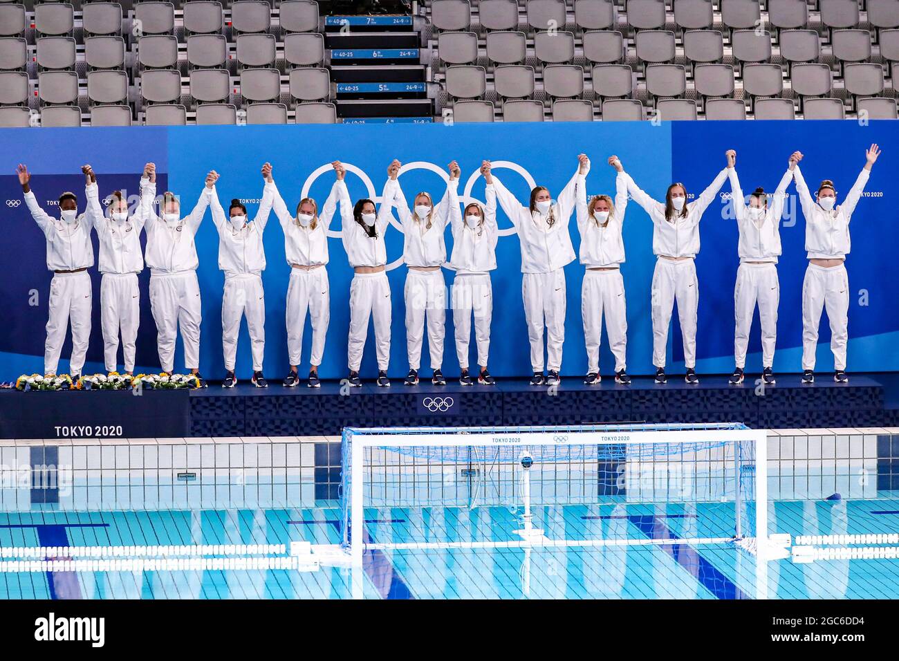 Tokyo, Giappone. 07 agosto 2021. TOKYO, GIAPPONE - 7 AGOSTO: Team USA con Ashleigh Johnson degli Stati Uniti, Maddie Musselman degli Stati Uniti, Melissa Seidemann degli Stati Uniti, Rachel Fattal degli Stati Uniti, Paige Hauschild degli Stati Uniti, Maggie Steffens degli Stati Uniti, Stephania Haralabidis degli Stati Uniti, Jamie Neushul degli Stati Uniti, Aria Fischer degli Stati Uniti, Kaleigh Gilchrist degli Stati Uniti, Makenzie Fischer degli Stati Uniti, Alys Williams degli Stati Uniti, Amanda longan degli Stati Uniti durante il torneo olimpico di Waterpolo di Tokyo 2020 cerimonia della vittoria delle donne ma Foto Stock