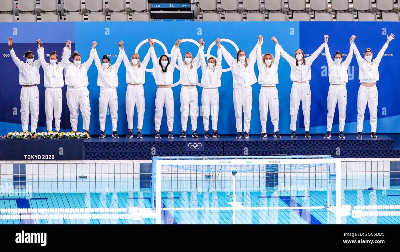 Tokyo, Giappone. 07 agosto 2021. TOKYO, GIAPPONE - 7 AGOSTO: Team USA con Ashleigh Johnson degli Stati Uniti, Maddie Musselman degli Stati Uniti, Melissa Seidemann degli Stati Uniti, Rachel Fattal degli Stati Uniti, Paige Hauschild degli Stati Uniti, Maggie Steffens degli Stati Uniti, Stephania Haralabidis degli Stati Uniti, Jamie Neushul degli Stati Uniti, Aria Fischer degli Stati Uniti, Kaleigh Gilchrist degli Stati Uniti, Makenzie Fischer degli Stati Uniti, Alys Williams degli Stati Uniti, Amanda longan degli Stati Uniti durante il torneo olimpico di Waterpolo di Tokyo 2020 cerimonia della vittoria delle donne ma Foto Stock