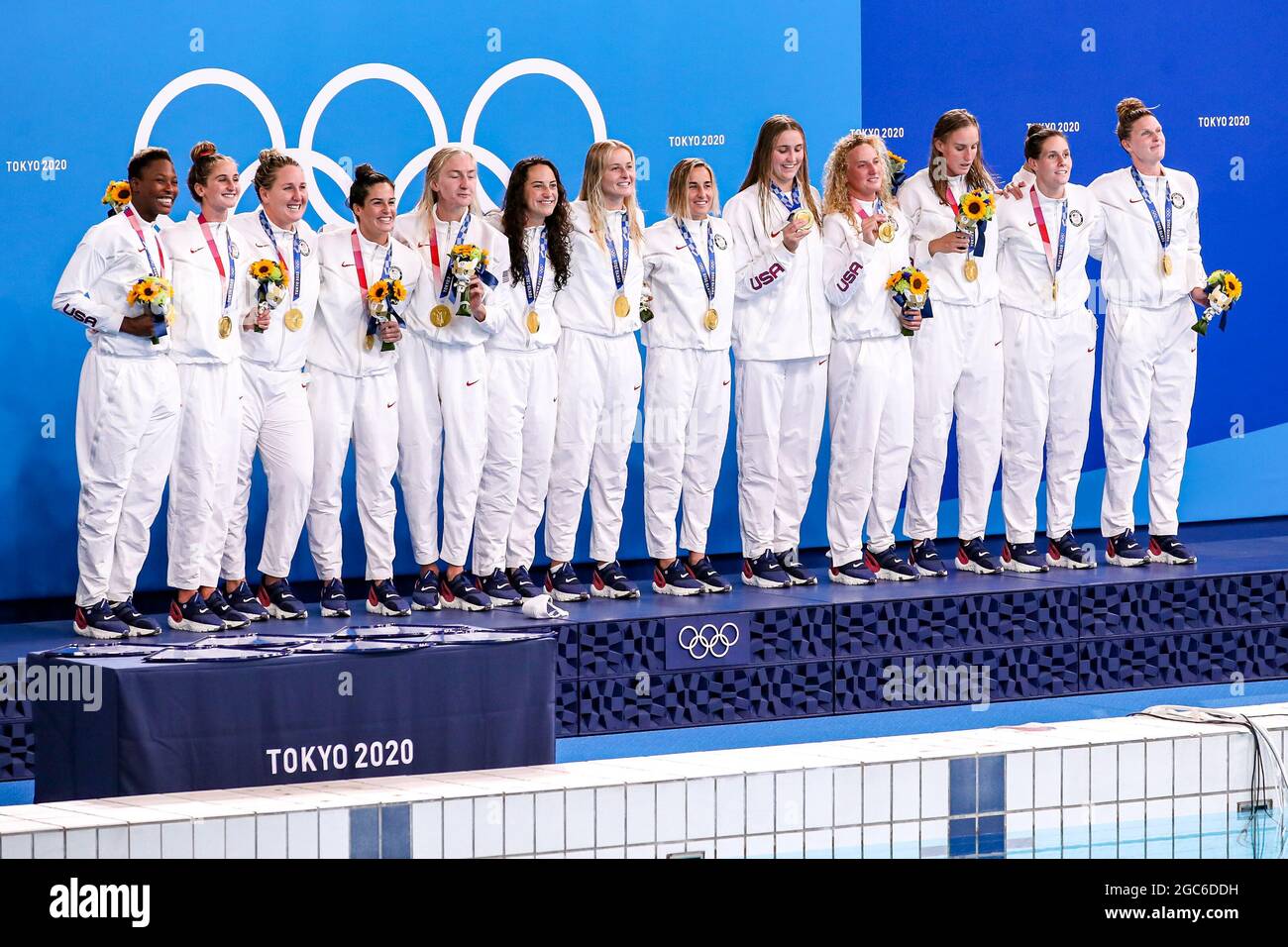 Tokyo, Giappone. 07 agosto 2021. TOKYO, GIAPPONE - 7 AGOSTO: Team USA con Ashleigh Johnson degli Stati Uniti, Maddie Musselman degli Stati Uniti, Melissa Seidemann degli Stati Uniti, Rachel Fattal degli Stati Uniti, Paige Hauschild degli Stati Uniti, Maggie Steffens degli Stati Uniti, Stephania Haralabidis degli Stati Uniti, Jamie Neushul degli Stati Uniti, Aria Fischer degli Stati Uniti, Kaleigh Gilchrist degli Stati Uniti, Makenzie Fischer degli Stati Uniti, Alys Williams degli Stati Uniti, Amanda longan degli Stati Uniti durante il torneo olimpico di Waterpolo di Tokyo 2020 cerimonia della vittoria delle donne ma Foto Stock