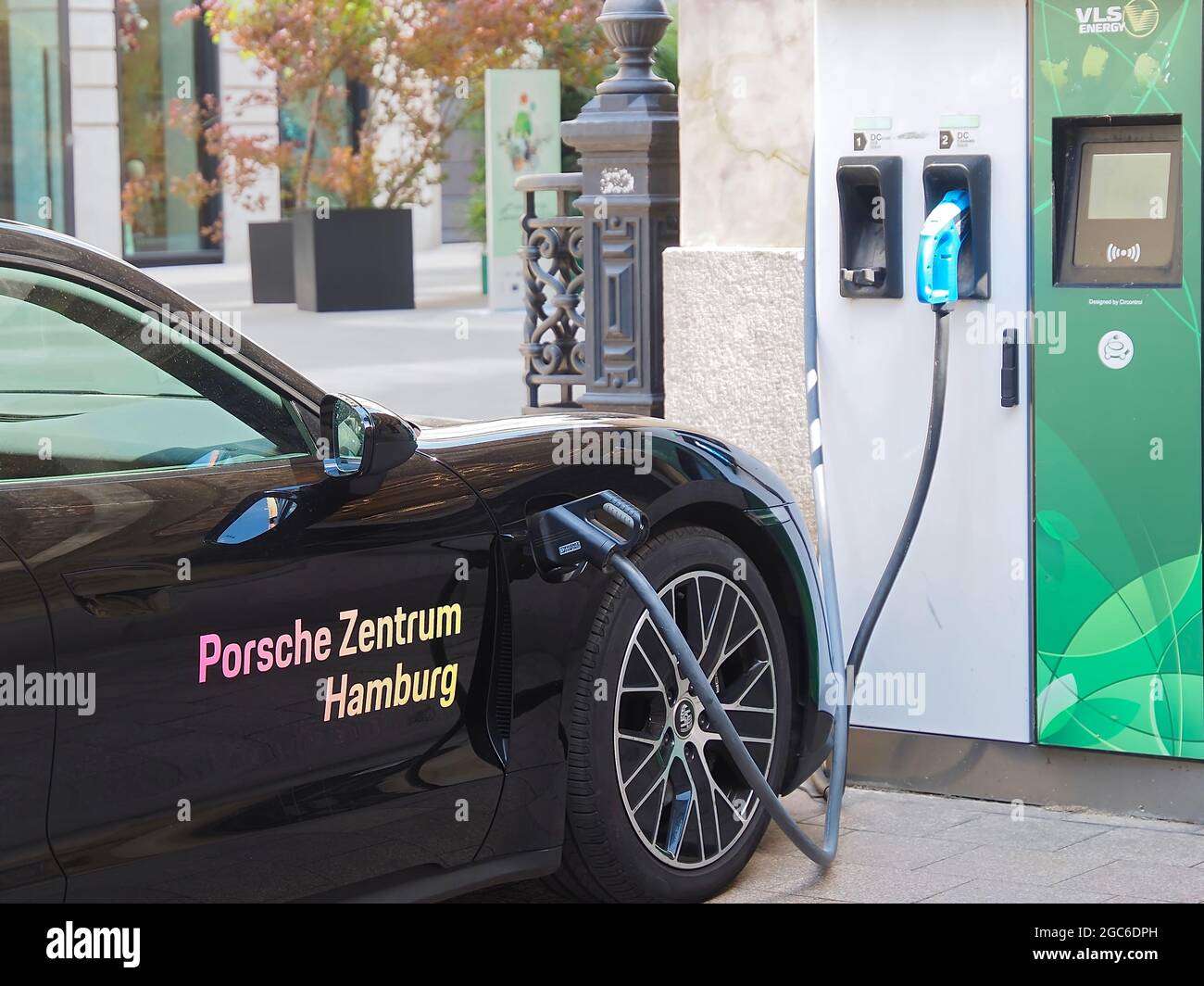 Auto Porsche nera presso una stazione di ricarica elettrica ad Amburgo in Germania Foto Stock