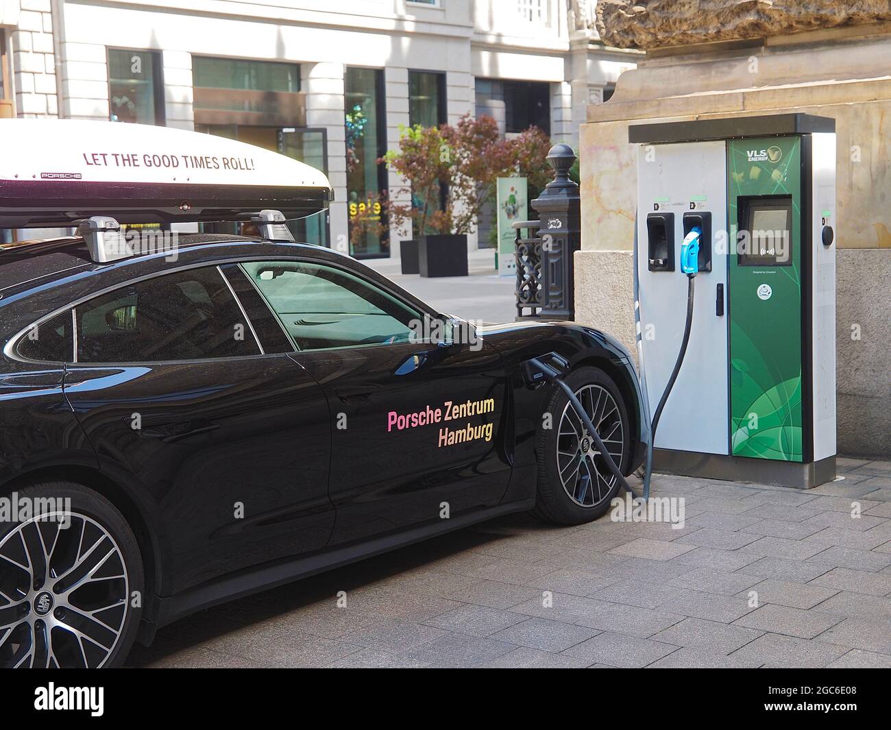 Auto Porsche nera presso una stazione di ricarica elettrica ad Amburgo in Germania Foto Stock