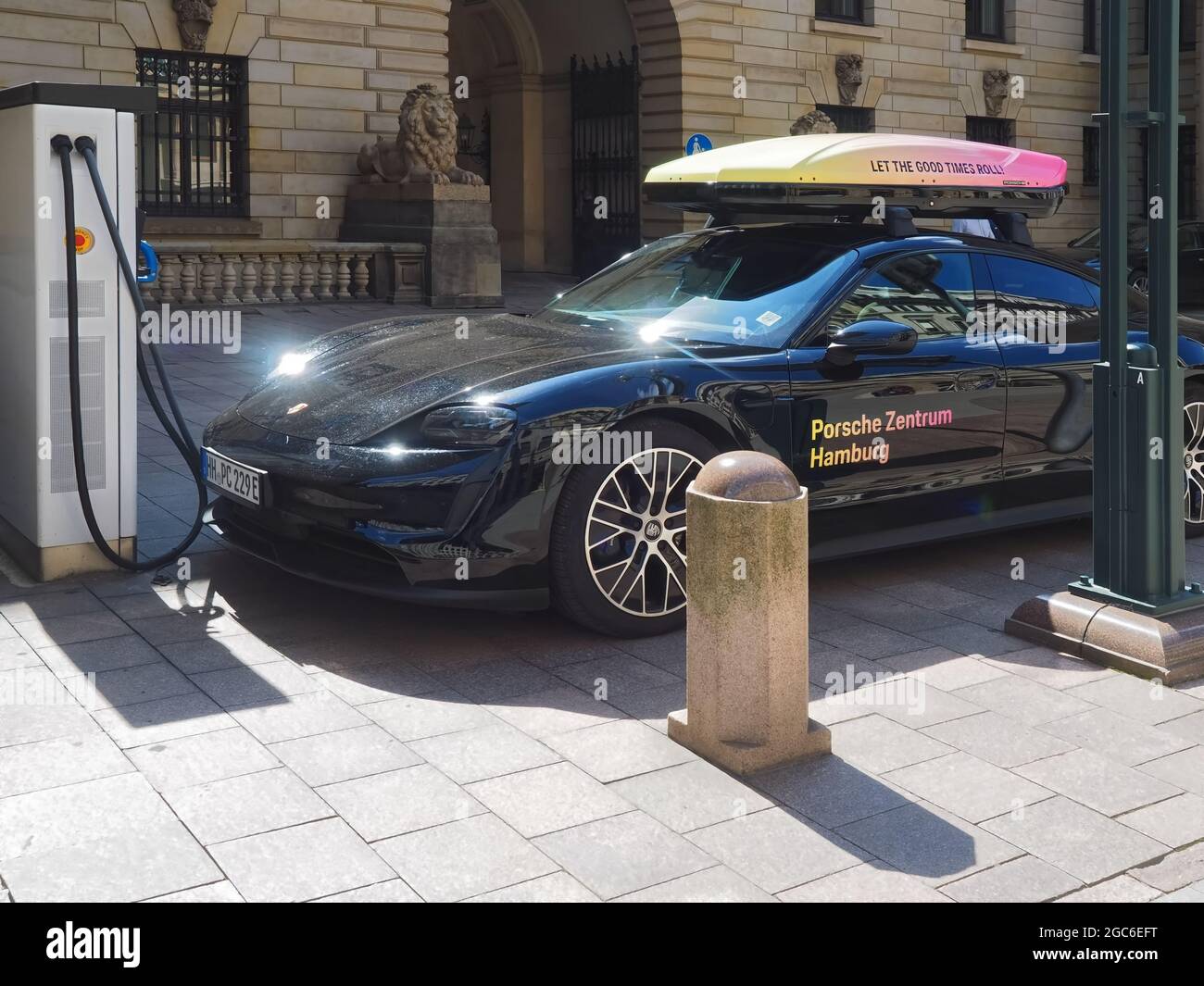Auto Porsche nera presso una stazione di ricarica elettrica ad Amburgo in Germania Foto Stock