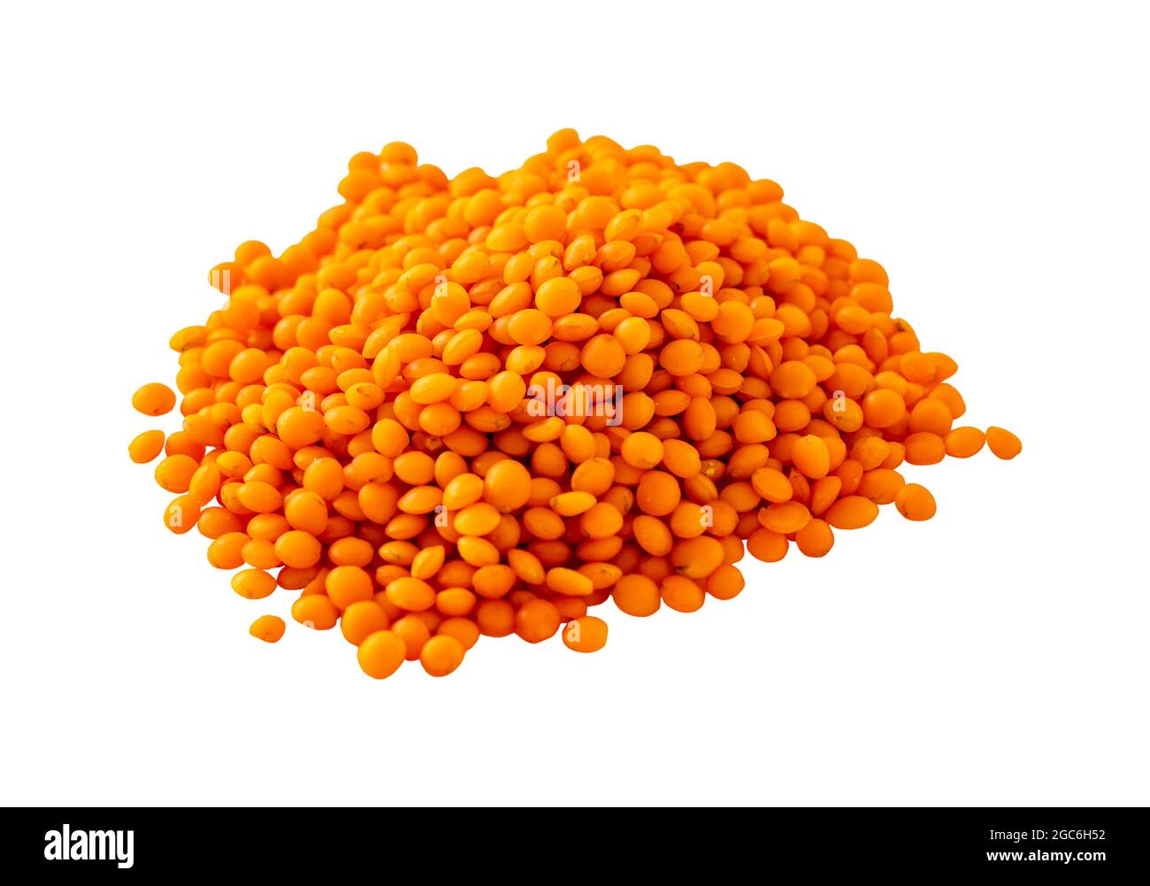 Granelli rossi organici grezzi su fondo bianco. Pile di lenticchie rosse grezze isolate. Foto Stock