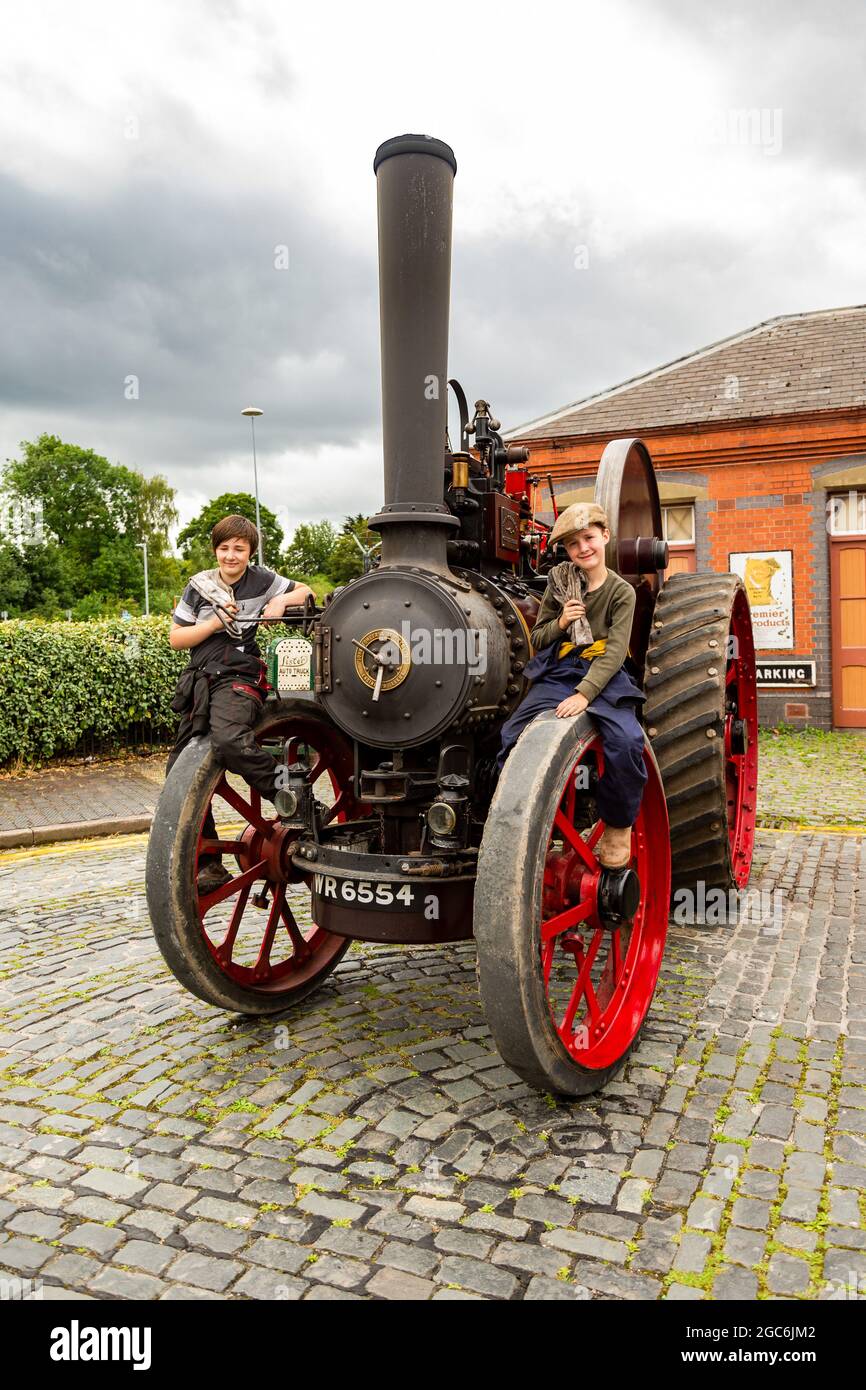 Kidderminster, Worcs, Regno Unito. 7 agosto 2021. I fratelli Edward e Arthur Marriott, 10 e 9 anni, siedono sul loro trattore Fowler D2 tenuto alla Vintage Transport Extravaganza alla stazione ferroviaria di Severn Valley, Kidderminster, Worcs. Credit: Peter Lopeman/Alamy Live News Foto Stock