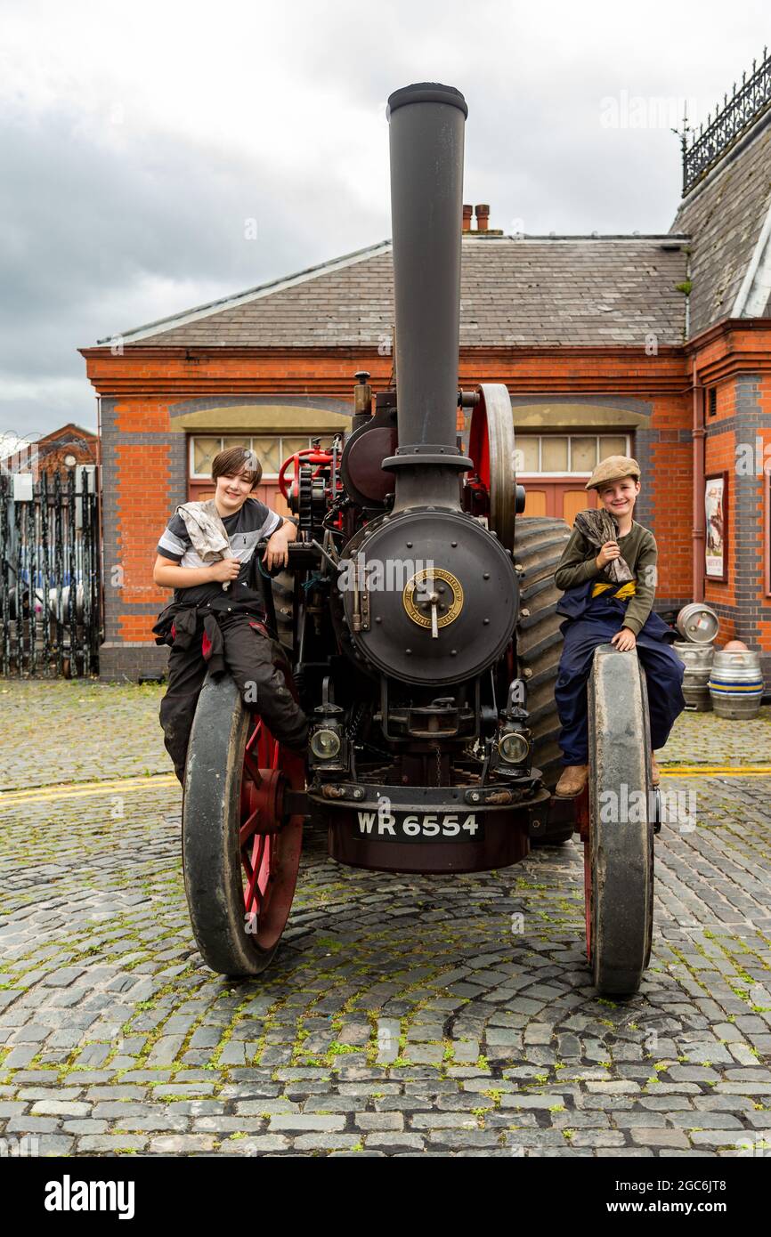 Kidderminster, Worcs, Regno Unito. 7 agosto 2021. I fratelli Edward e Arthur Marriott, 10 e 9 anni, siedono sul loro trattore Fowler D2 tenuto alla Vintage Transport Extravaganza alla stazione ferroviaria di Severn Valley, Kidderminster, Worcs. Credit: Peter Lopeman/Alamy Live News Foto Stock