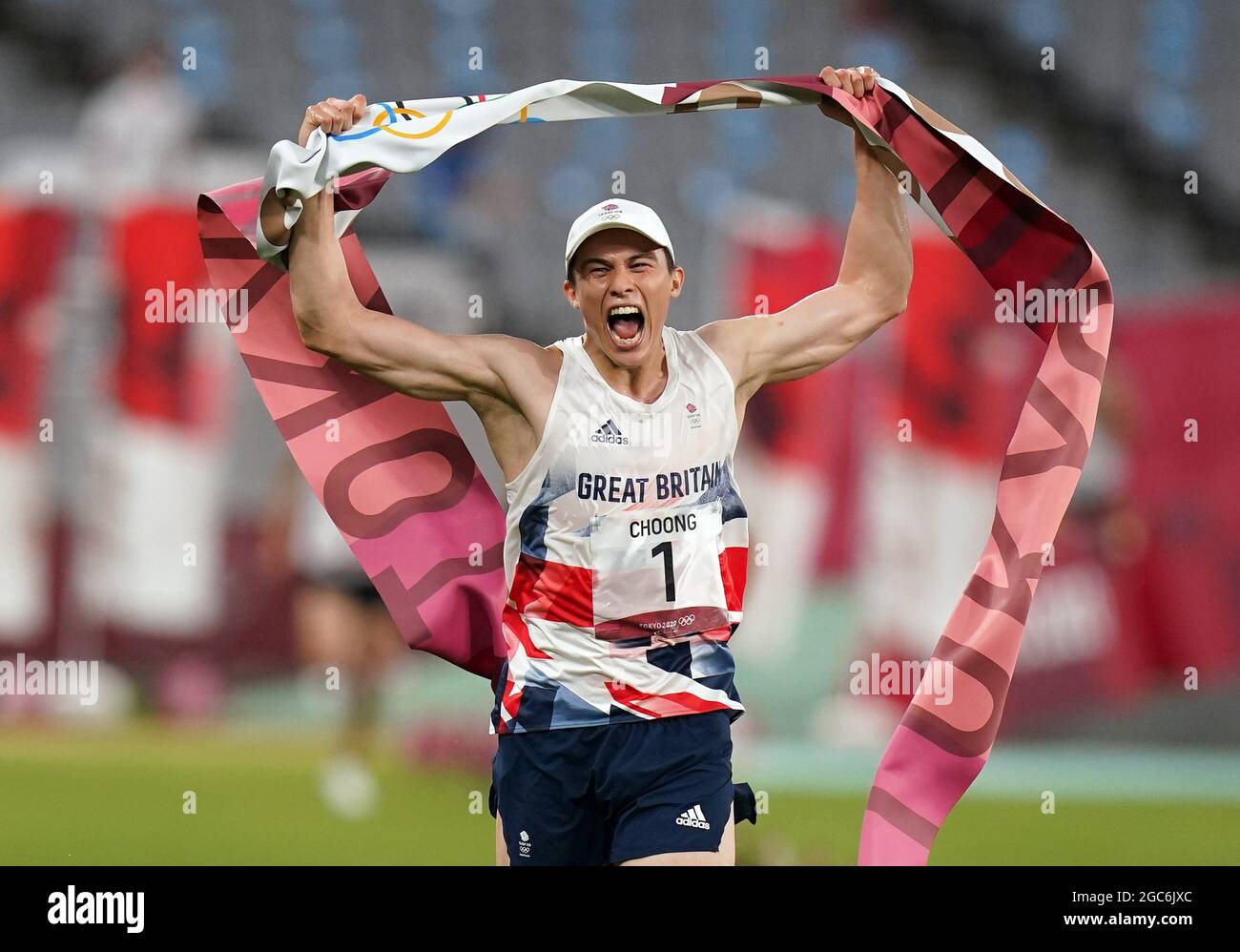 Joseph Choong della Gran Bretagna celebra una medaglia d'oro dopo la vittoria nella finale del Pentathlon moderno, individuale degli uomini - laser Run allo stadio di Tokyo il quindicesimo giorno dei Giochi Olimpici di Tokyo 2020 in Giappone. Data immagine: Sabato 7 agosto 2021. Foto Stock