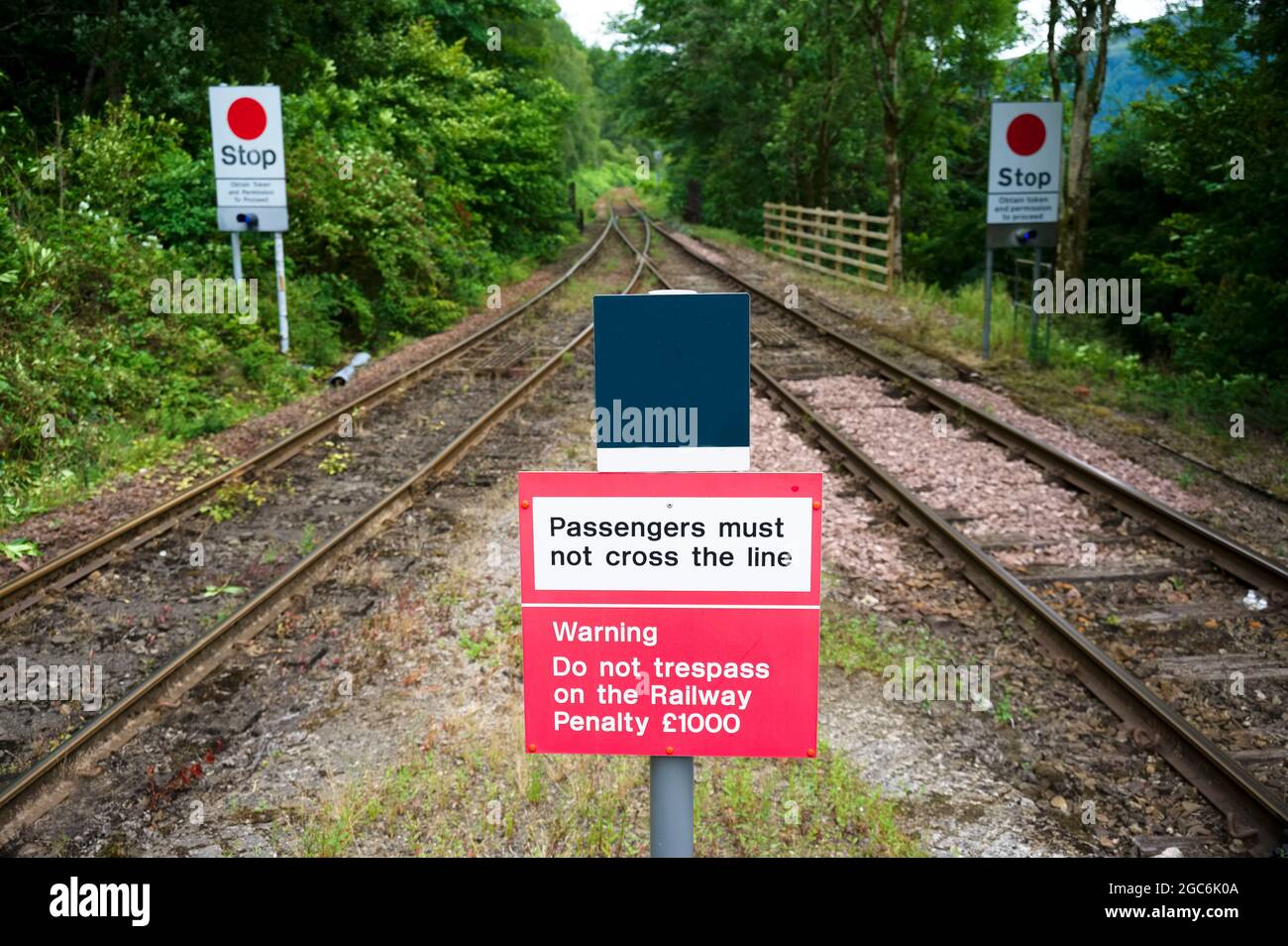 I passeggeri non devono attraversare il cartello della linea alla stazione ferroviaria Foto Stock