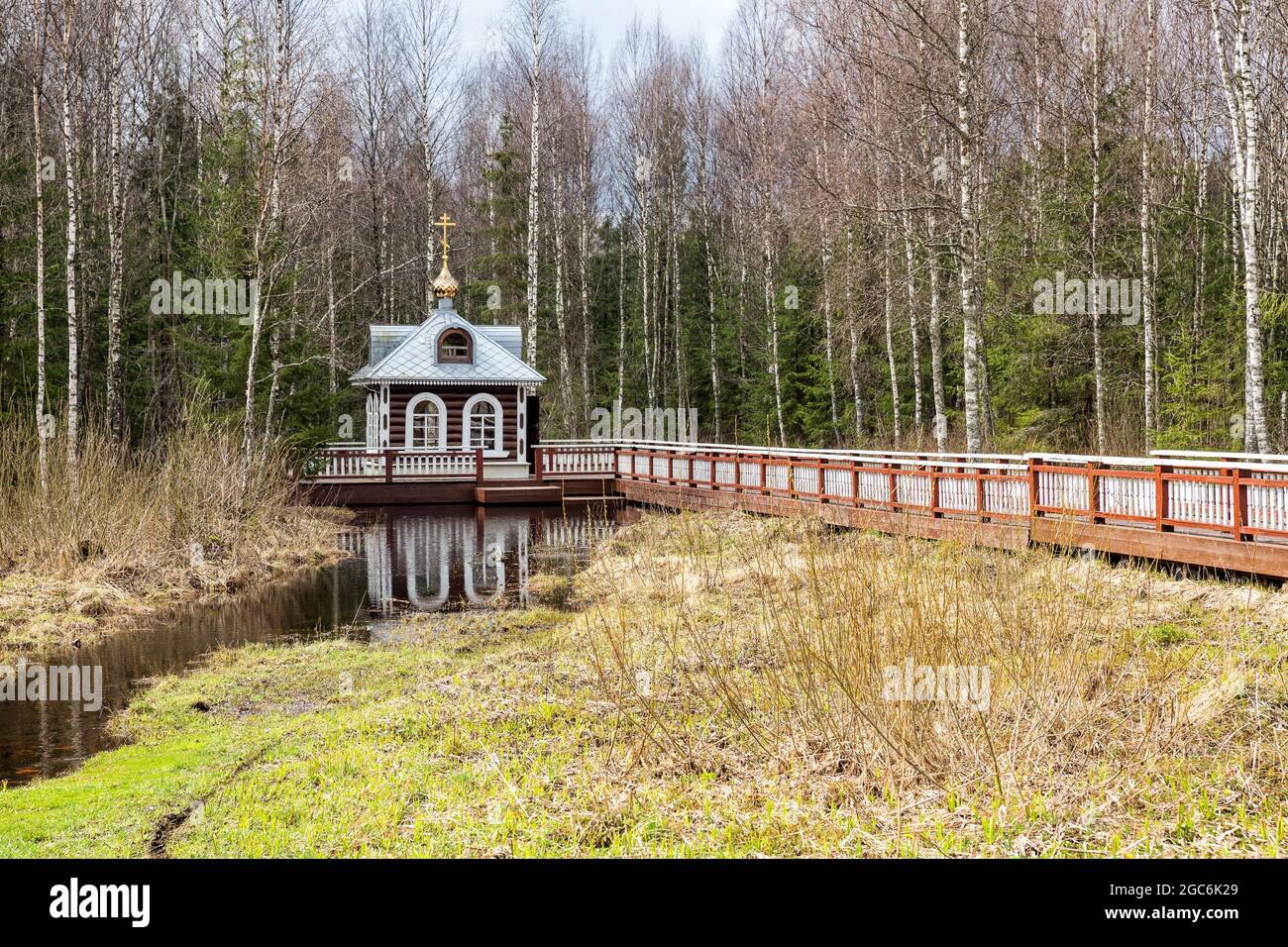 Cappella sulla sorgente del fiume Volga nella foresta paludosa della regione di Tver. Volgovernkhovye, Russia Foto Stock