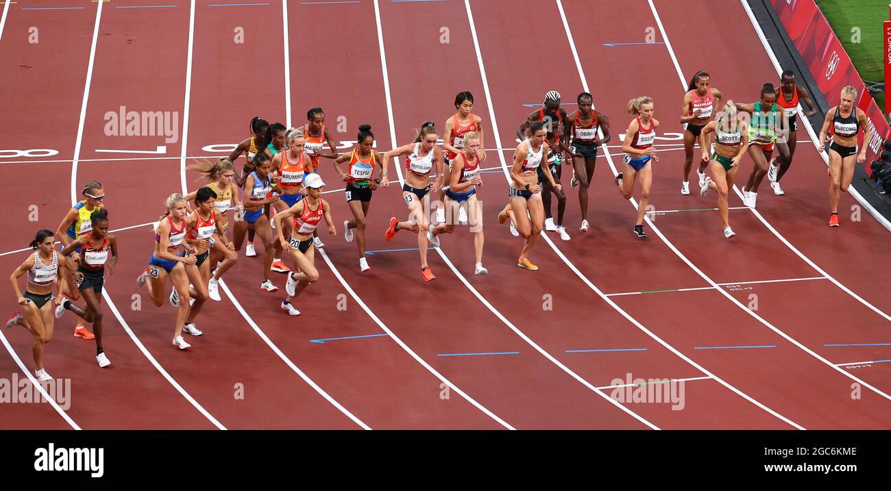 Tokyo 2020 Olimpiadi - Atletica - Donne 10000m - Stadio Olimpico, Tokyo, Giappone - 7 agosto 2021. Vista generale all'inizio della gara REUTERS/Phil Noble Foto Stock