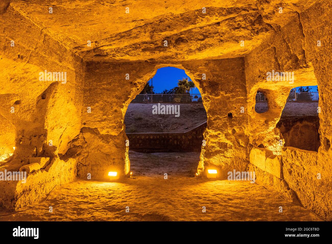 Vista interna delle tombe rupestri di 2000 anni di Kizilkoyun del periodo romano a Sanliurfa, Turchia, il 27 maggio 2021. Foto Stock