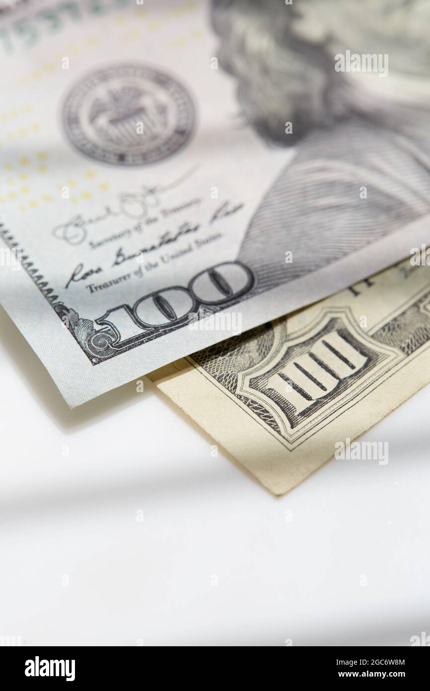 Primo piano delle banconote da cento dollari Foto Stock