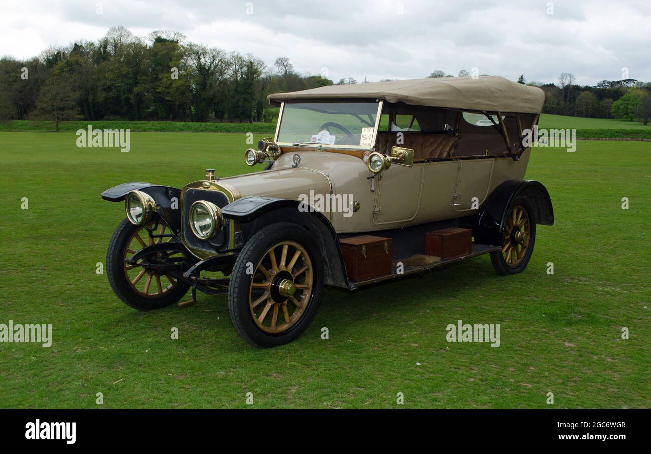 Auto a motore Sunbeam vintage 1914 isolata sul campo. Foto Stock