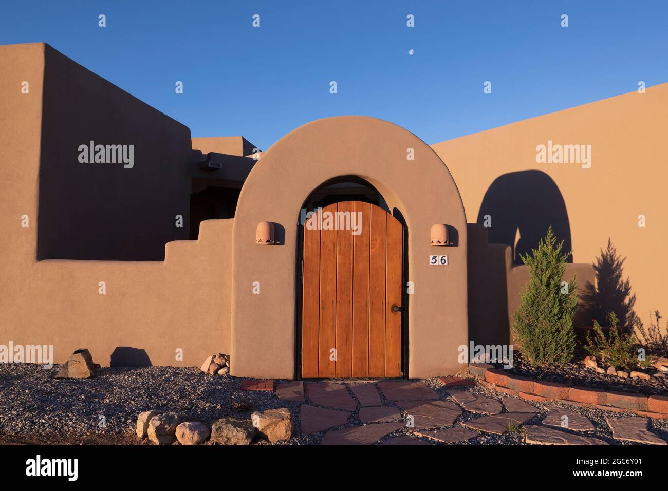 USA, New Mexico, Santa Fe, ingresso alla casa in stile Adobe Foto Stock