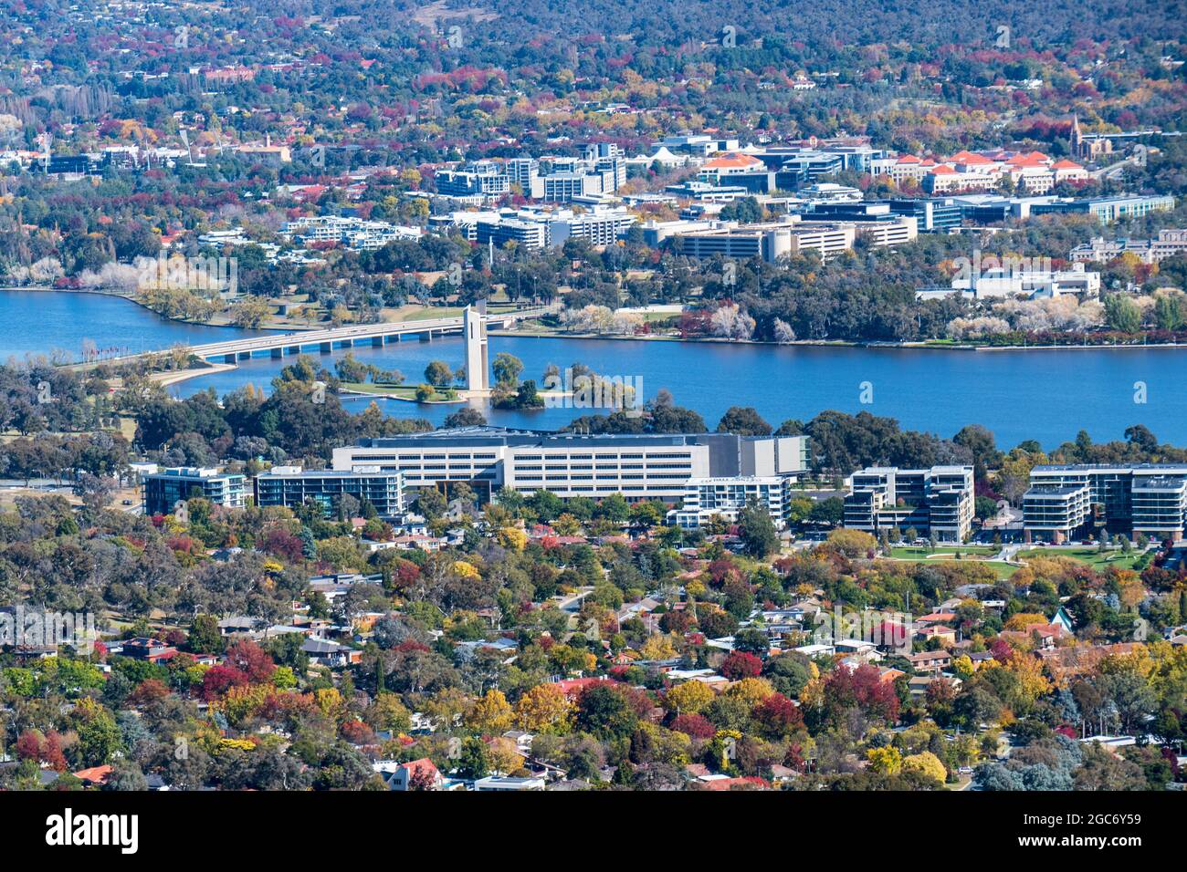 Australia, Australian Capital Territory, Canberra, paesaggio urbano con il lago Burley Griffin Foto Stock