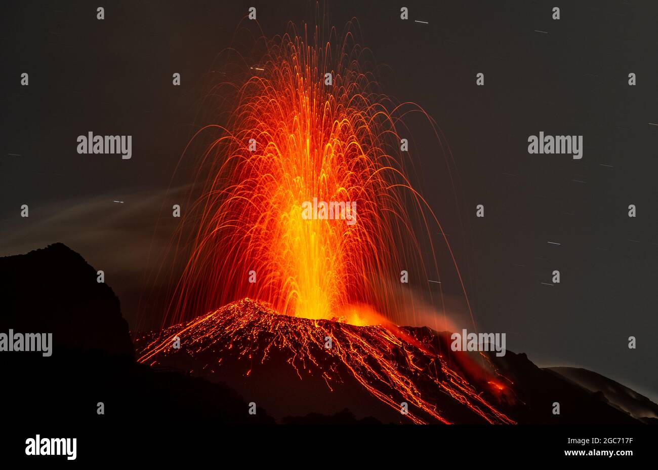 Eruzione vulcanica sull'isola di Stromboli, Eolie, Italia Foto Stock