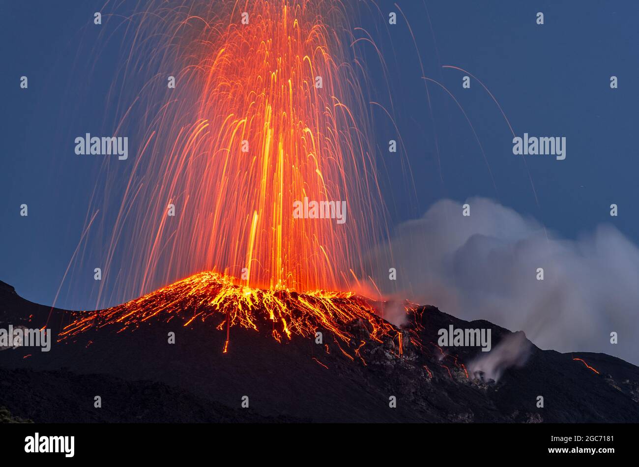 Eruzione vulcanica sull'isola di Stromboli, Eolie, Italia Foto Stock