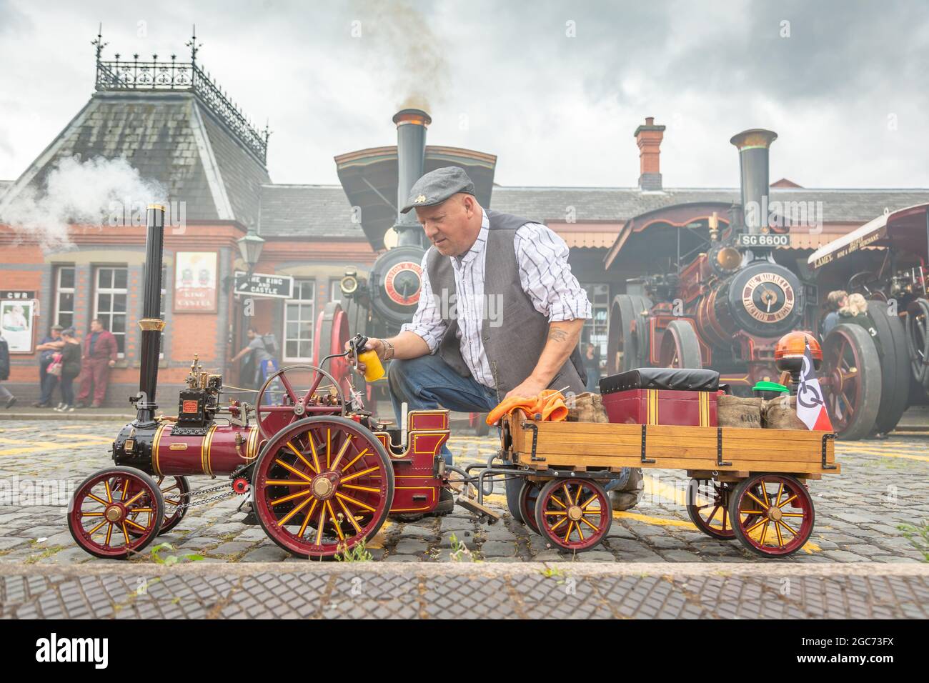 Kidderminster, Worcs, Regno Unito. 7 agosto 2021. Mick Pryce tende il suo trattore a vapore in miniatura alla Vintage Transport Extravaganza presso la stazione ferroviaria di Severn Valley, Kidderminster, Worcs. Peter Lopeman/Alamy Live News Foto Stock