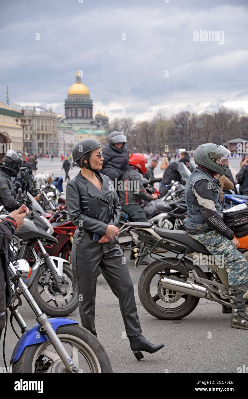 Saint-Petersburg.Russia.April 24.2021.i motociclisti hanno aperto la stagione motociclistica 2021 a San Pietroburgo.dalla mattina stessa, i motociclisti hanno cominciato ad ar Foto Stock